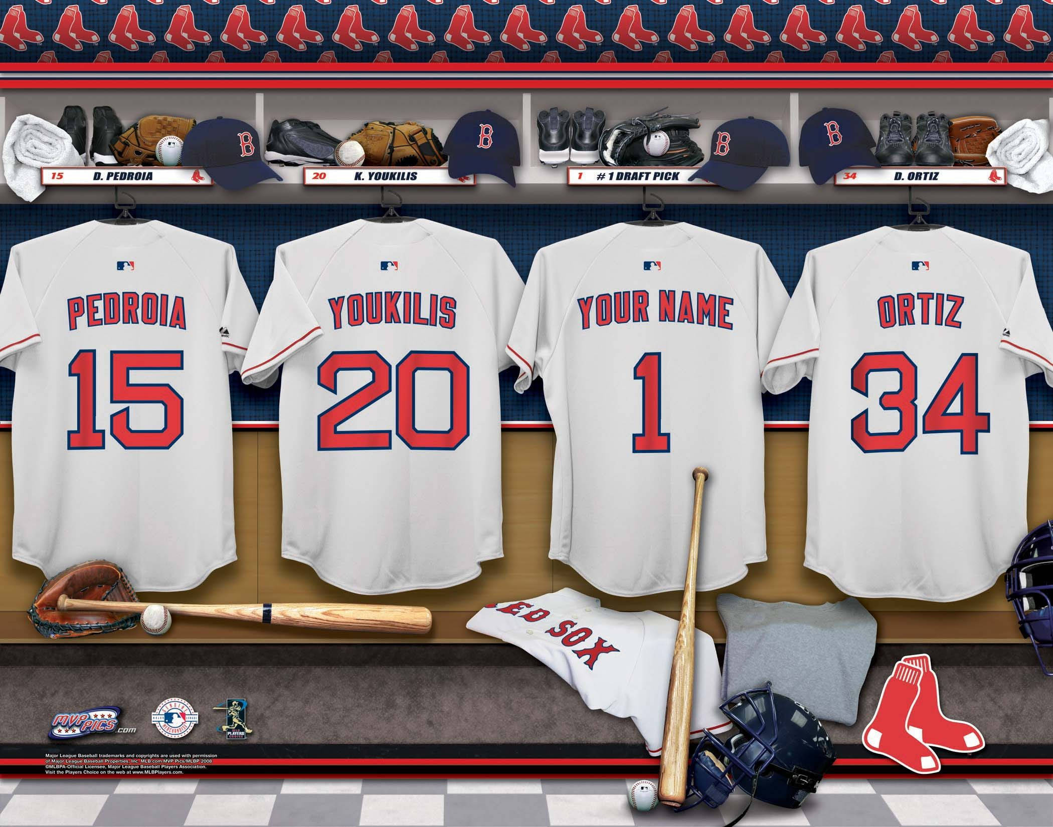 Boston Red Sox 桌布 壁紙 — 波士頓紅襪棒球球衣掛在一個細節豐富的更衣室裡，配有球棒、手套和裝備。
