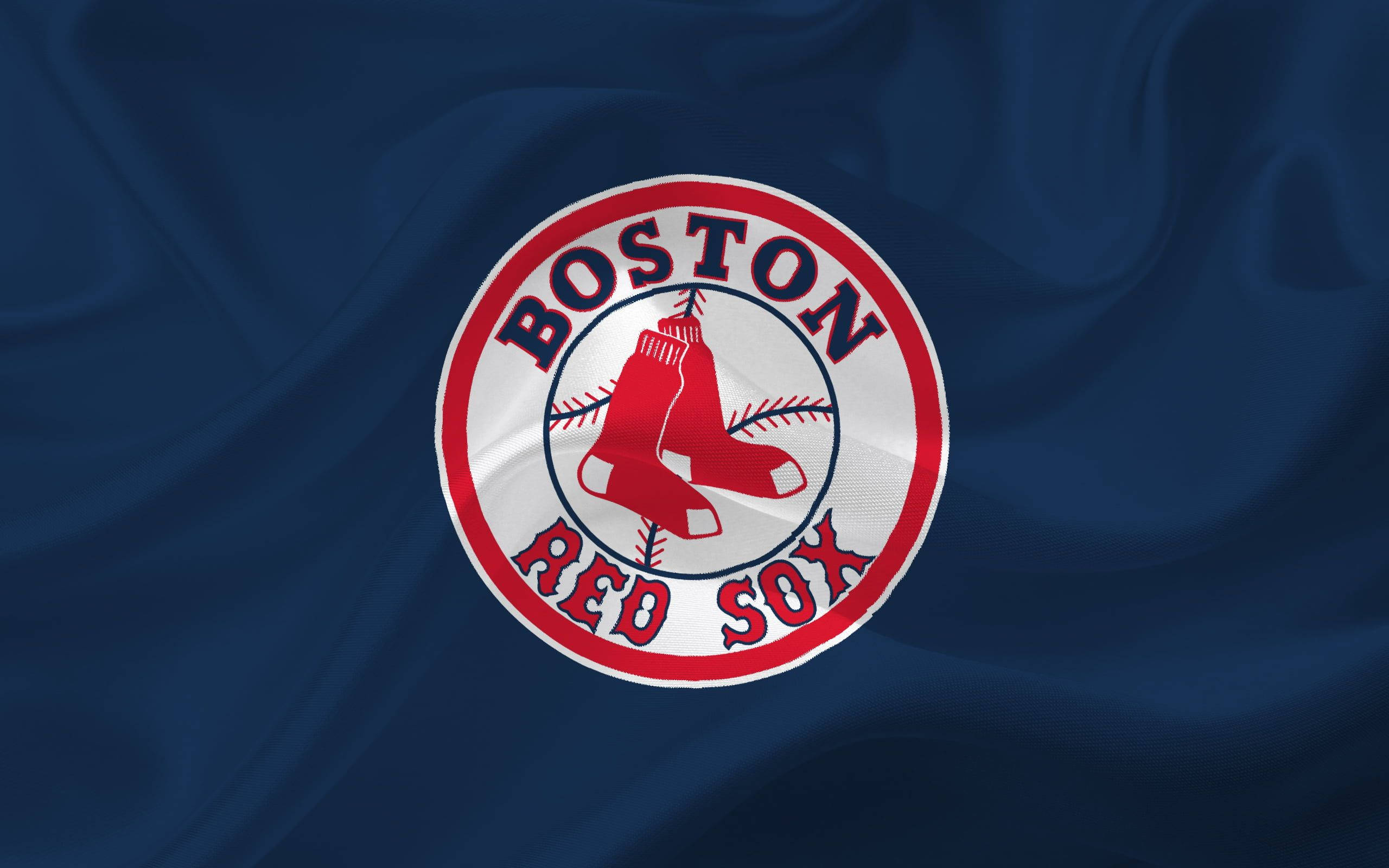 Boston Red Sox 桌布 壁紙 — 波士頓紅襪標誌印在深藍色緞面旗幟上，帶有流動的摺痕和柔和的高光。