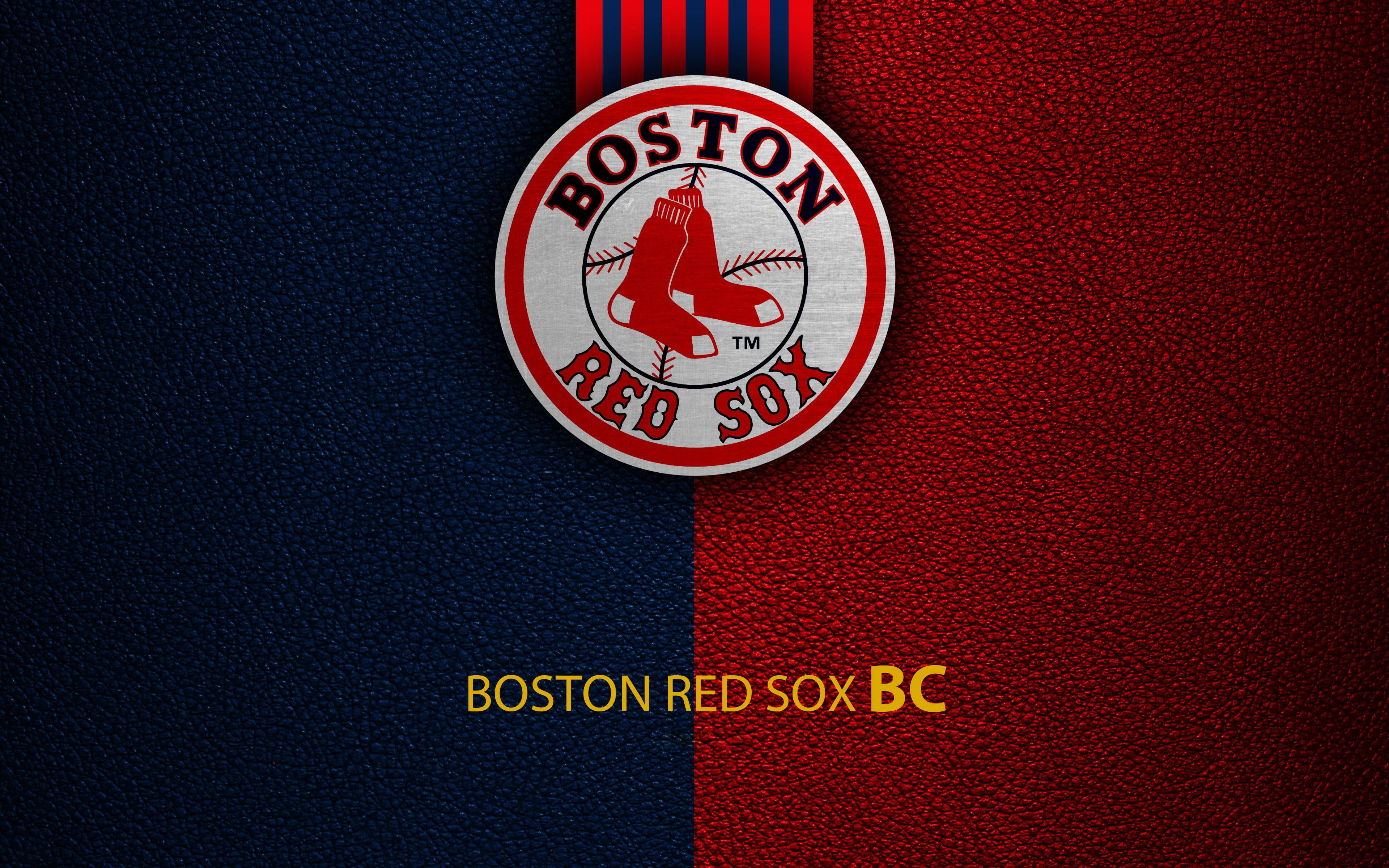 Boston Red Sox 桌布 壁紙 — 波士頓紅襪標誌居中於紅與海軍藍分割皮革紋理背景上，下方有球隊名稱文字。