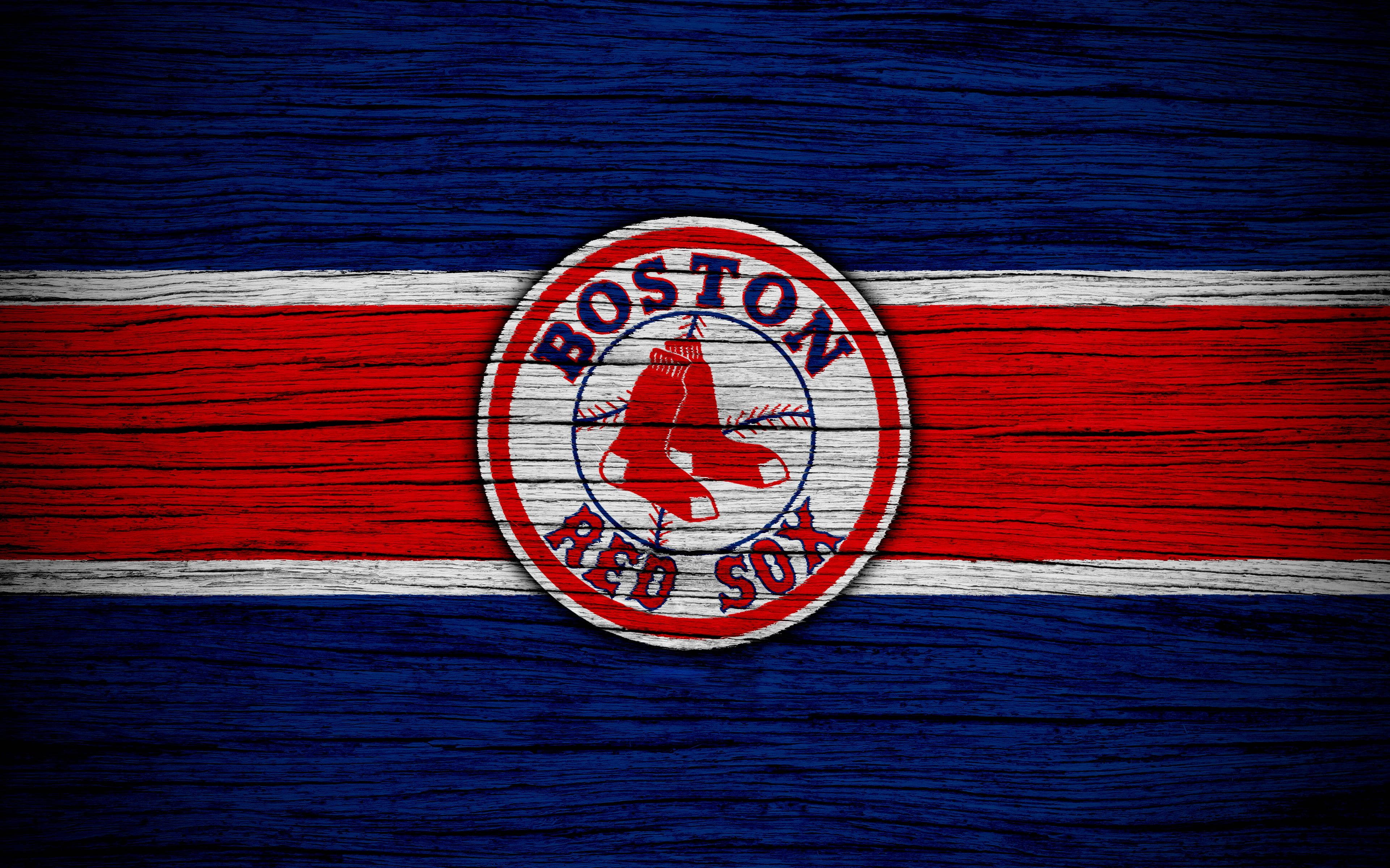 Boston Red Sox 桌布 壁紙 — 波士頓紅襪標誌繪在風化木板上，帶有紅、白、藍條紋。