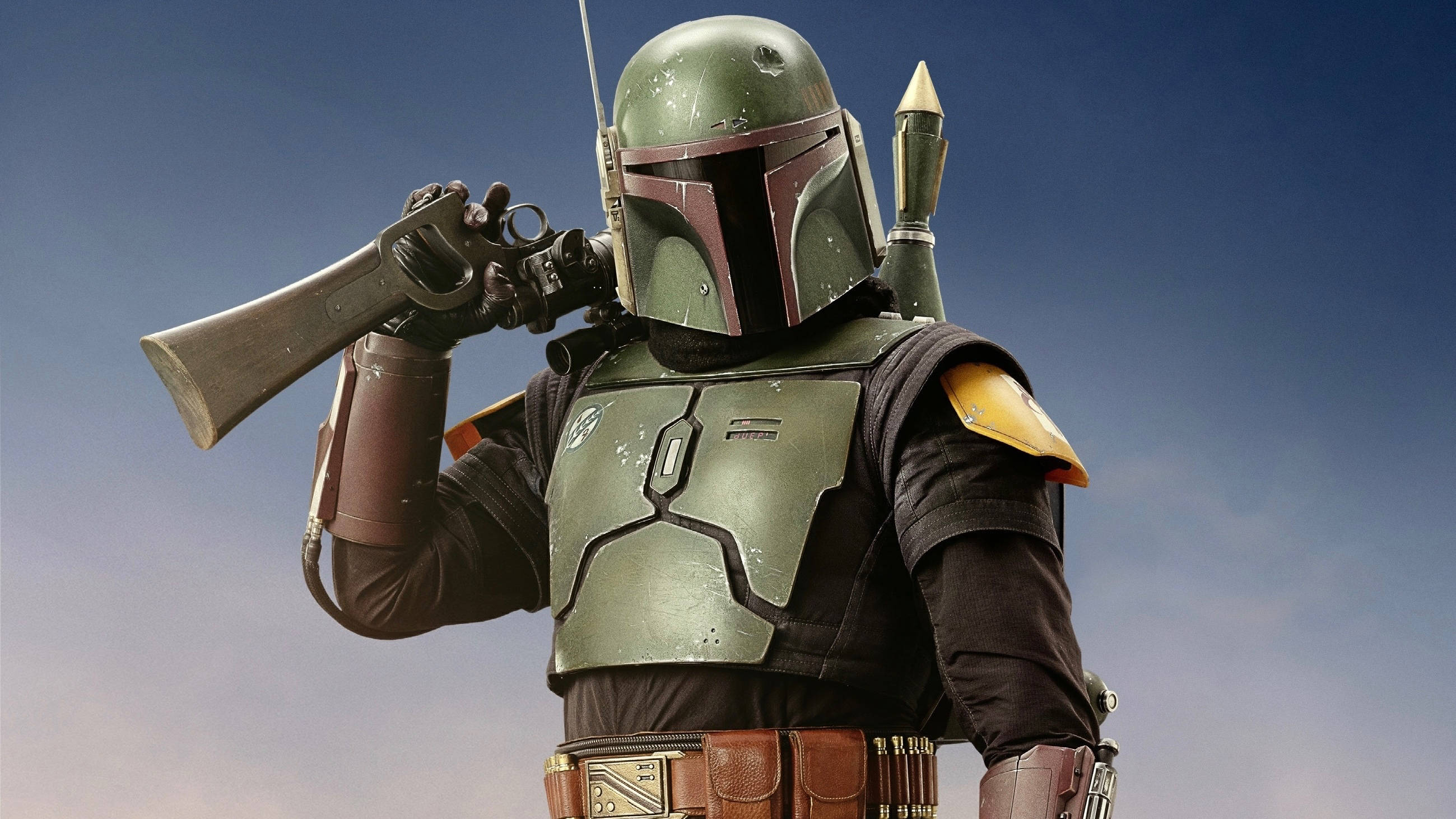 Boba 桌布 壁紙 — 波巴·費特身穿全套盔甲，手持爆能槍，背著導彈發射器，背景是清澈的藍天。