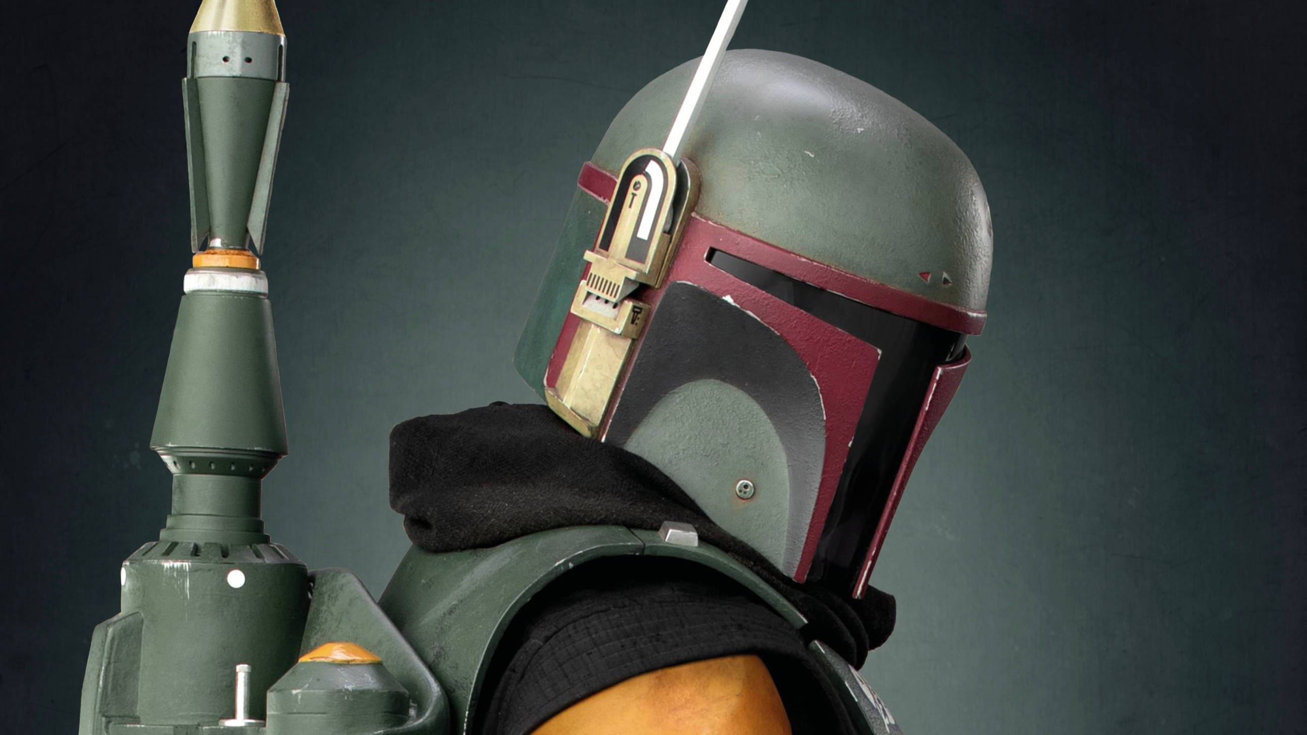 Boba 桌布 壁紙 — 波巴·費特身穿標誌性綠色和紅色曼達洛盔甲，手持火箭發射器，背景黑暗的特寫。