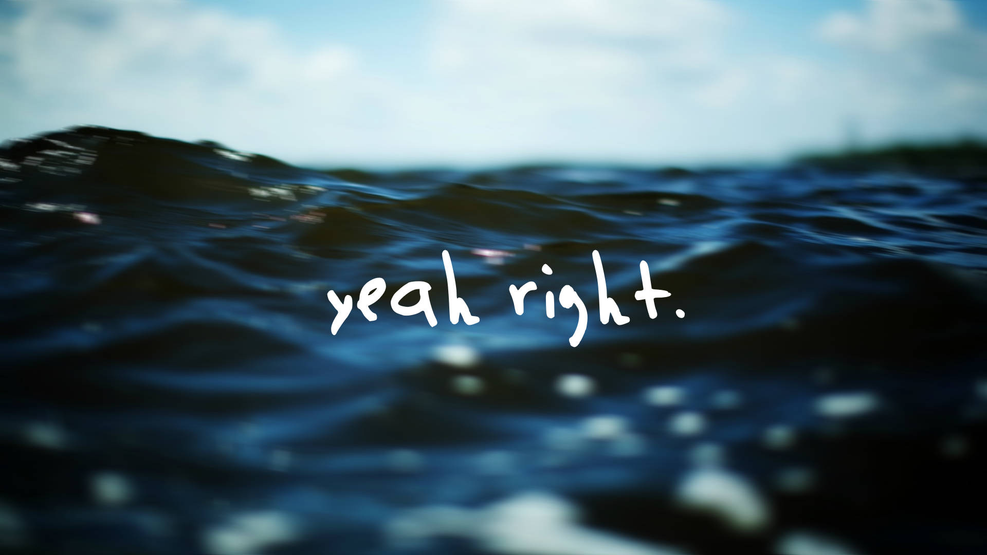 joji 桌布 壁紙 — 波浪起伏的海面，手寫文字 yeah right 漂浮在深藍色海水上，天空多雲。