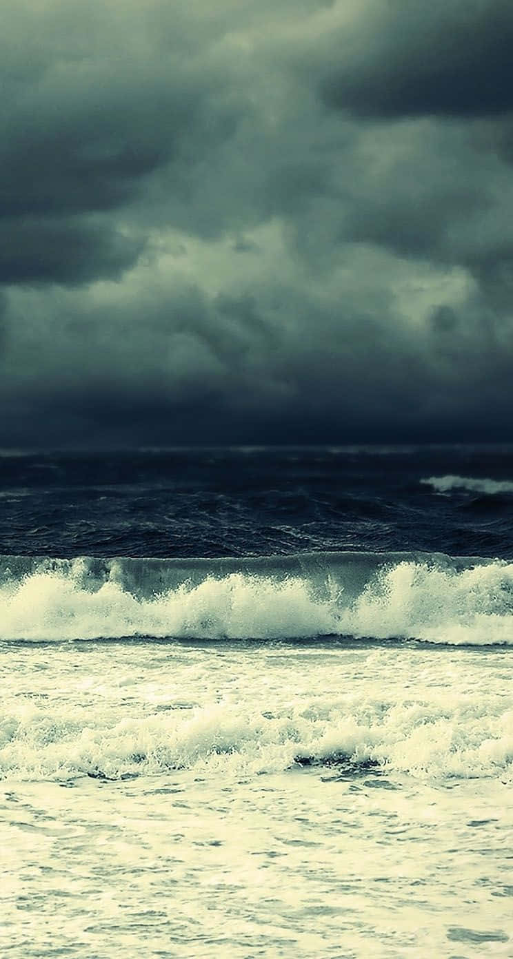 Dark Ocean 桌布 壁紙 — 波濤洶湧的海洋，在沉重陰暗的雲天下，巨浪拍打。