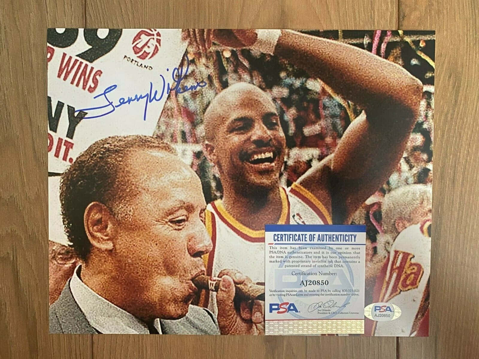 Atlanta Hawks 桌布 壁紙 — 波特蘭拓荒者隊比賽中，籃球傳奇人物克萊德·德雷克斯勒與教練在人群中大笑的簽名照片。