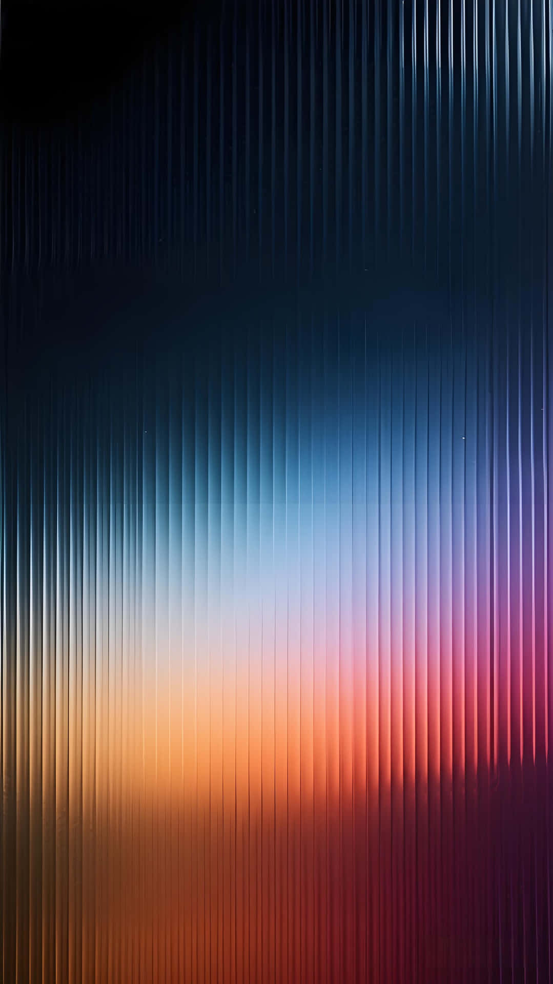 Gradient Color Stripes: Modern Abstract Art Wallpaper 壁紙 — 波紋表面的垂直脊線顯示從深藍色到火橙色和紅色的漸變。