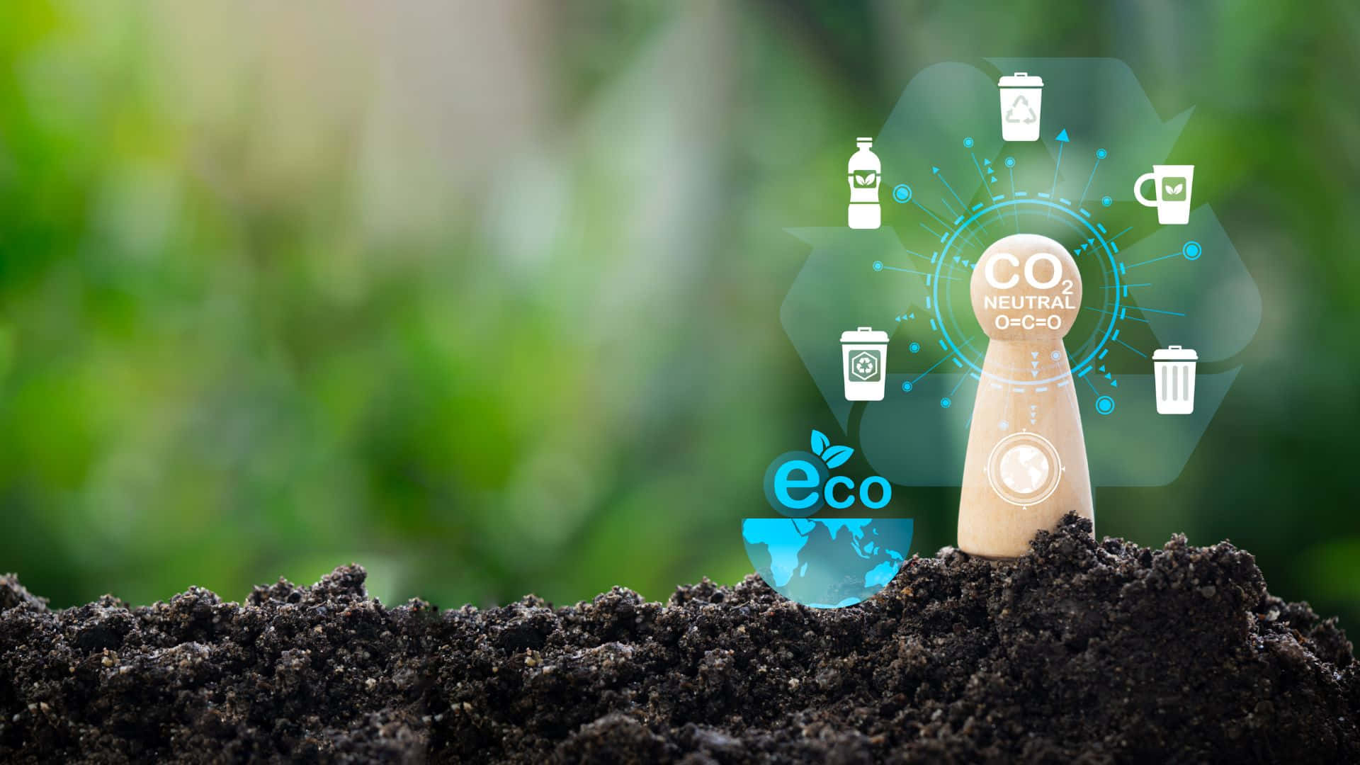 Carbon Footprint 桌布 壁紙 — 泥土中的木釘發出發光全息圖，在模糊的綠色背景上顯示 CO2 中性圖標和生態符號。