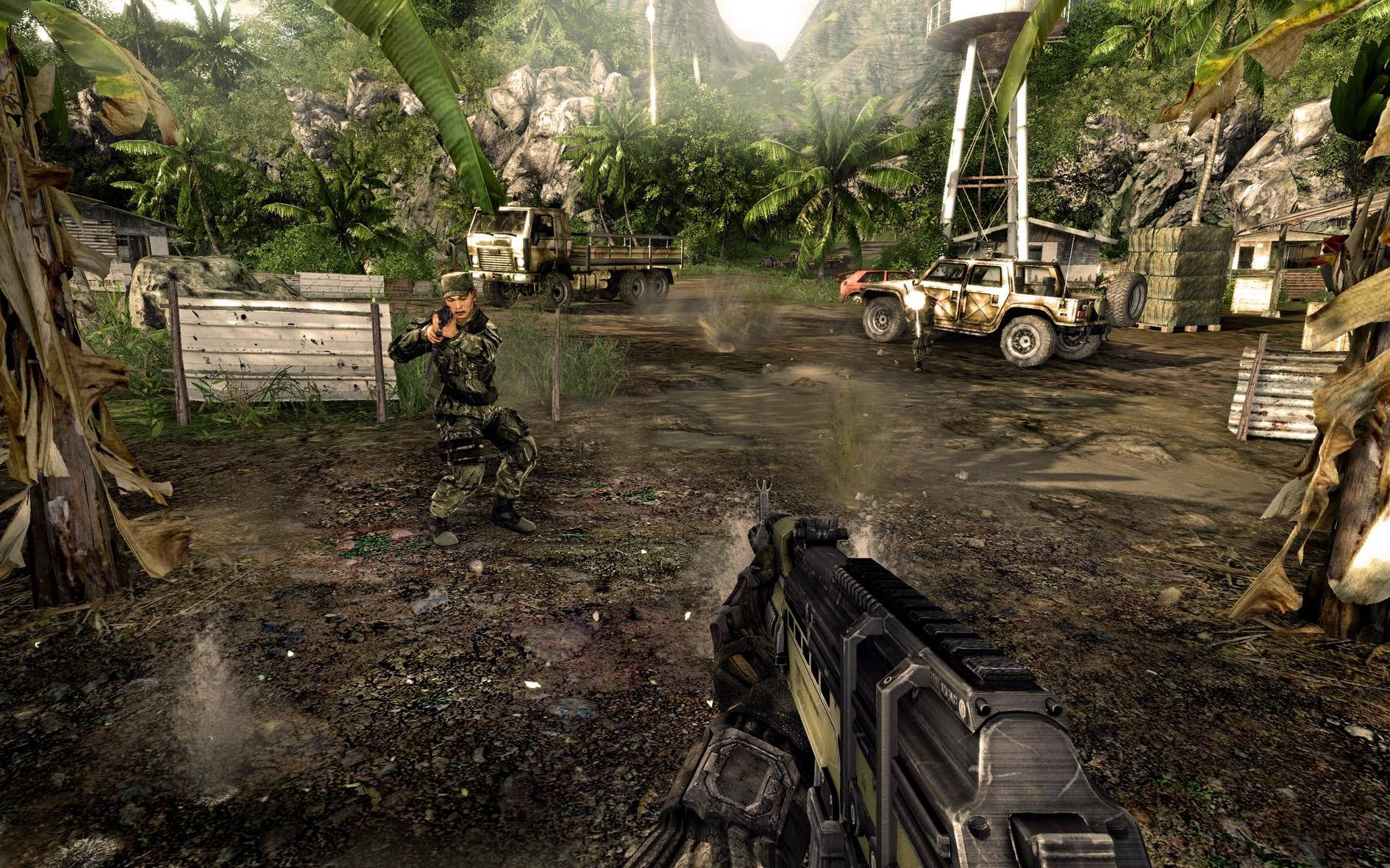 Crysis Warhead 桌布 壁紙 — 泥濘叢林基地中士兵瞄準步槍的第一人稱射擊視角，配有軍用車輛和棕櫚樹。