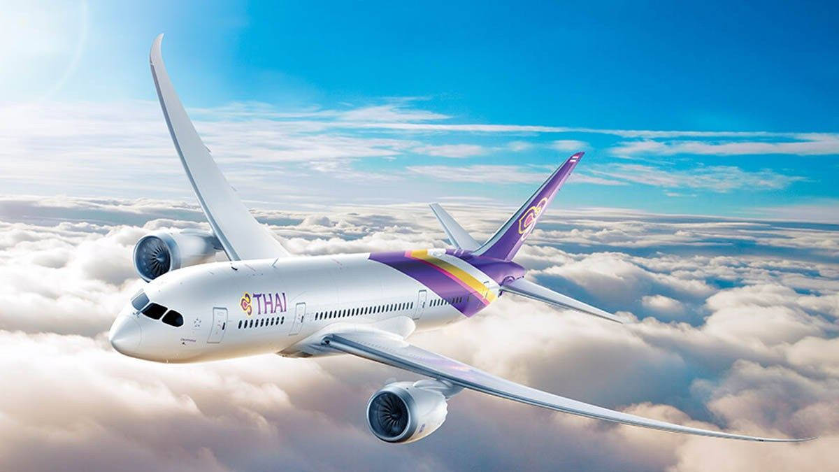 飛機 桌布 壁紙 — 泰國航空的波音787在明亮的藍天下優雅地翱翔於蓬鬆的白雲之上。
