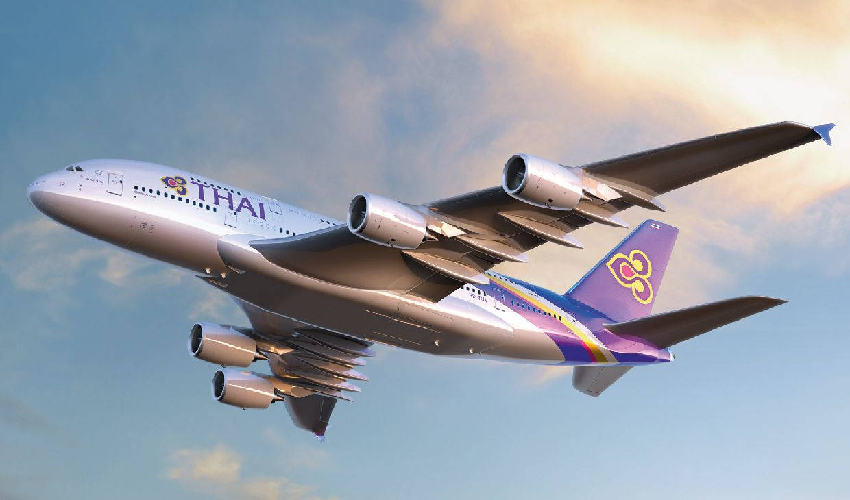 飛機 桌布 壁紙 — 泰國航空的空中巴士A380在柔和藍天與薄雲中優雅翱翔，正值黃金時刻。