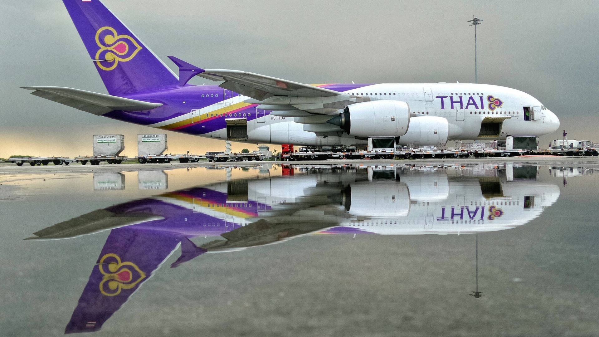 Airport 桌布 壁紙 — 泰國航空的空中巴士A380在陰天下的機場濕滑停機坪上完美倒映。
