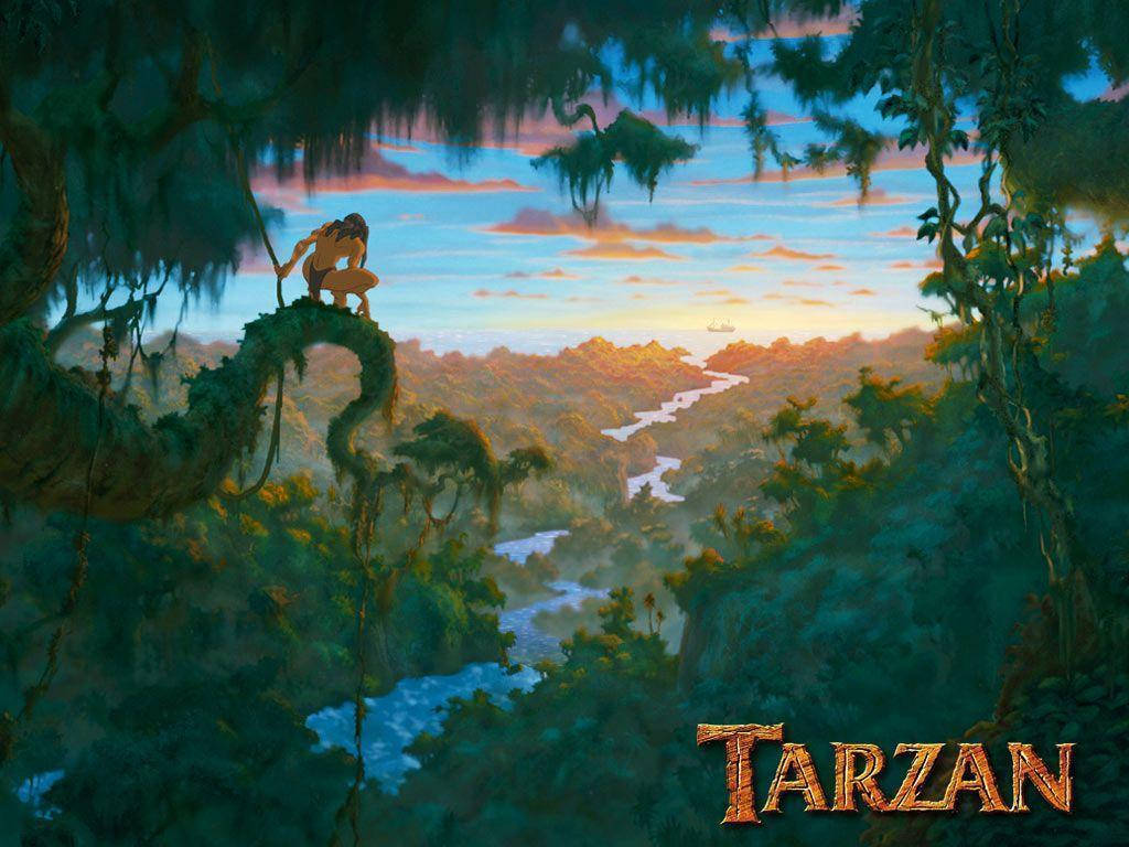 tarzan 桌布 壁紙 — 泰山棲息在長滿苔蘚的樹根上，俯瞰著日落時分鬱鬱蔥蔥的叢林中蜿蜒的河流。