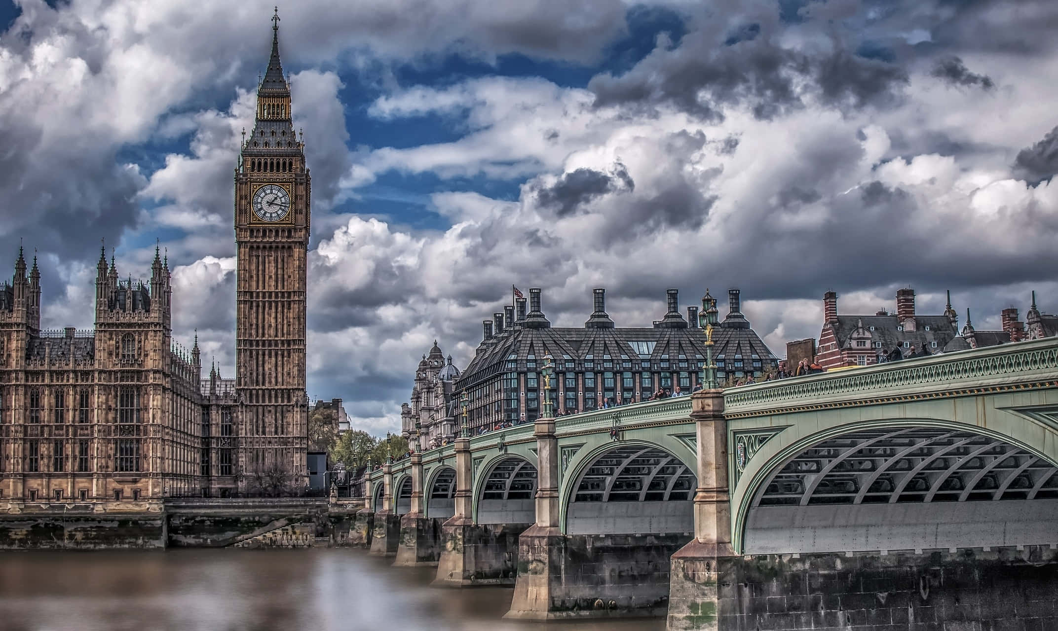 UK 桌布 壁紙 — 泰晤士河上戲劇性多雲天空下的格蘭伊麗莎白塔和西敏橋。