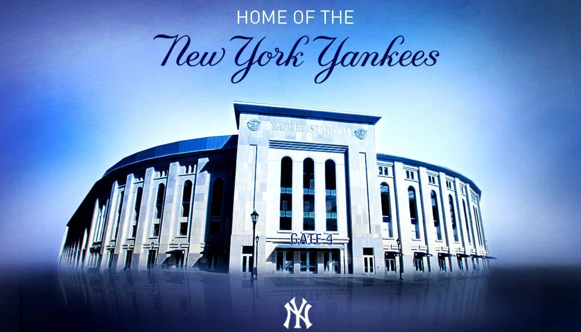 洋基隊 桌布 壁紙 — 洋基球場的戲劇性藍色調景觀，帶有「HOME OF THE New York Yankees」文字和標誌性的NY標誌。