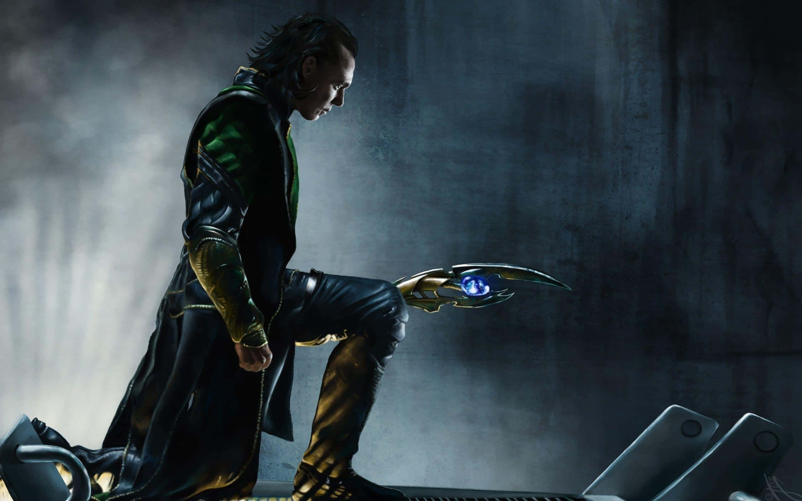 Marvel Loki 桌布 壁紙 — 洛基在煙霧瀰漫的昏暗房間中跪下，手持發光的藍色權杖，表情兇狠。