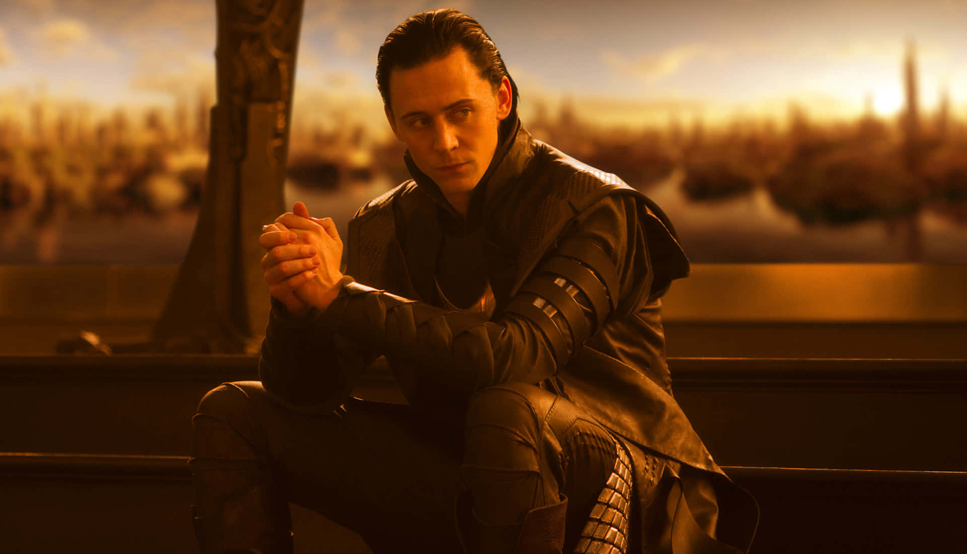 洛基 桌布 壁紙 — 洛基在黃金時刻沉思地坐在長椅上，身後是模糊的城市景觀。