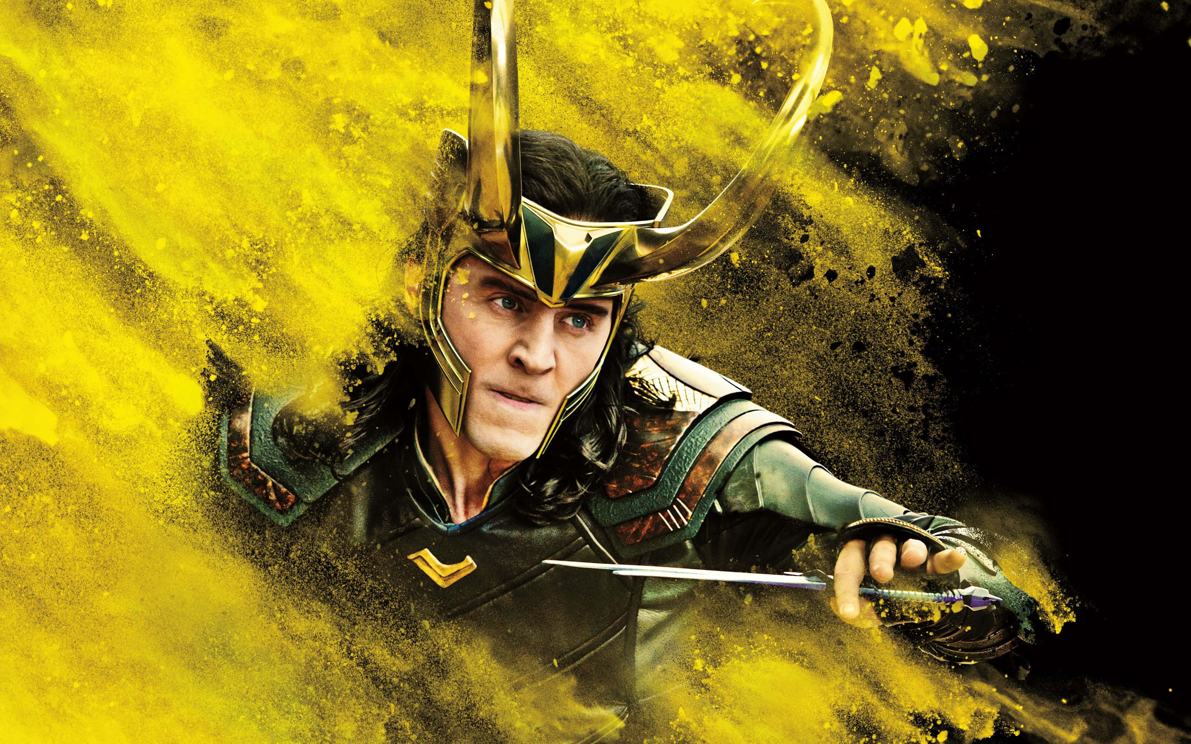 Marvel Loki 桌布 壁紙 — 洛基從旋轉的金色爆炸中出現，手持匕首，神情專注而堅定。