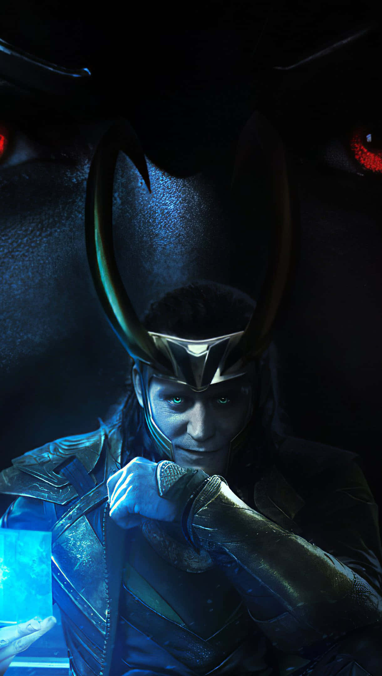 Marvel Loki 桌布 壁紙 — 洛基戴著角盔，在陰暗的紅眼凝視下，以發光的綠色眼睛怒視，處於黑暗的電影場景中。