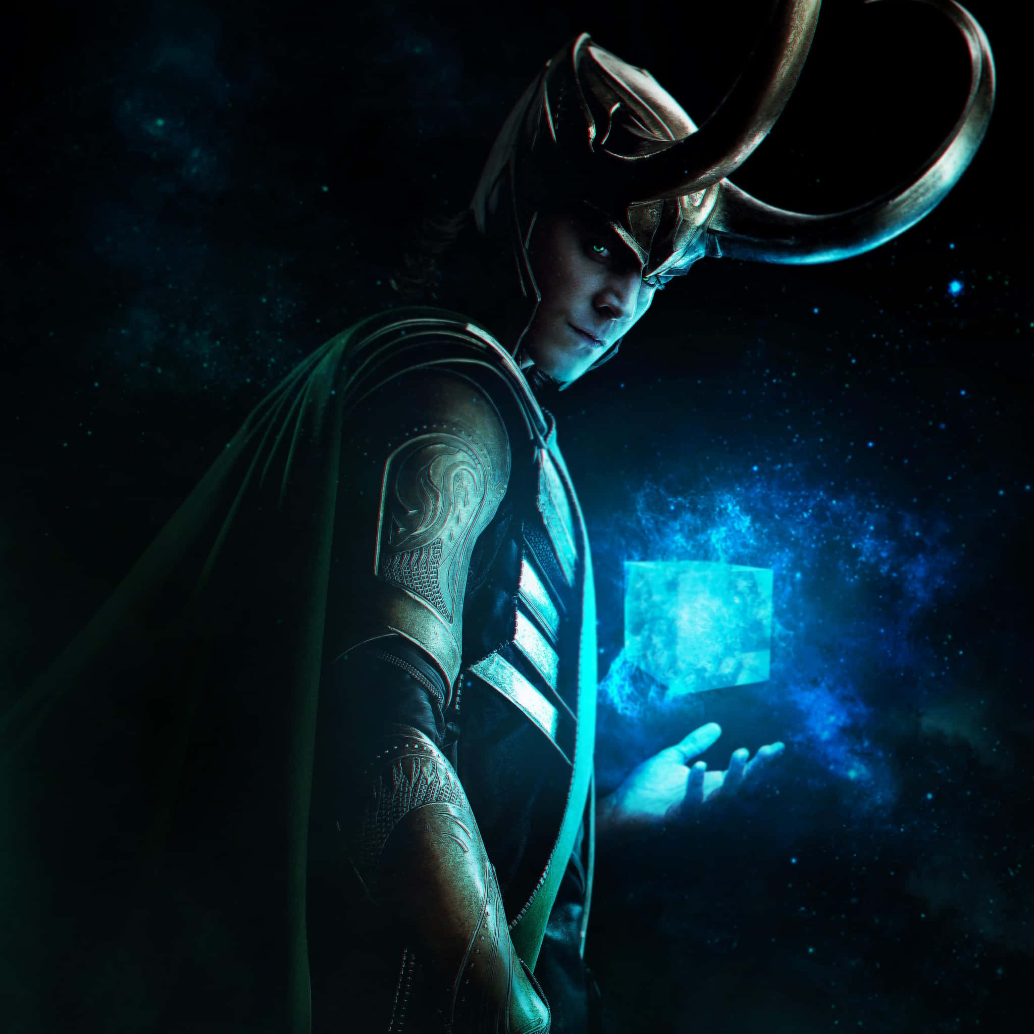 Marvel Loki 桌布 壁紙 — 洛基戴著角盔，手持發光藍色立方體，背景是星空宇宙。