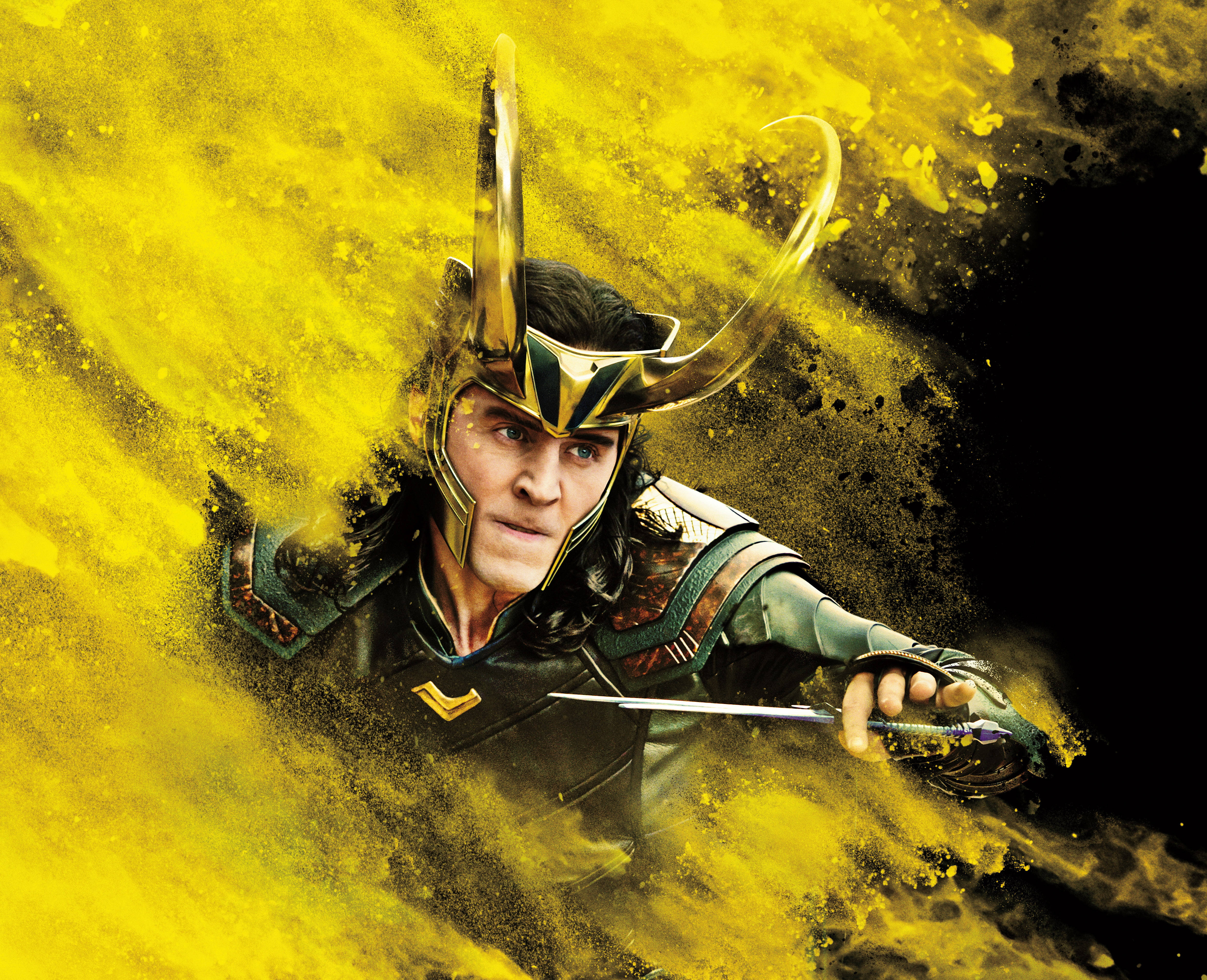4K thor 桌布 壁紙 — 洛基戴著金色角盔，從爆炸性的黃色粉末中出現，眼神銳利，手持匕首。