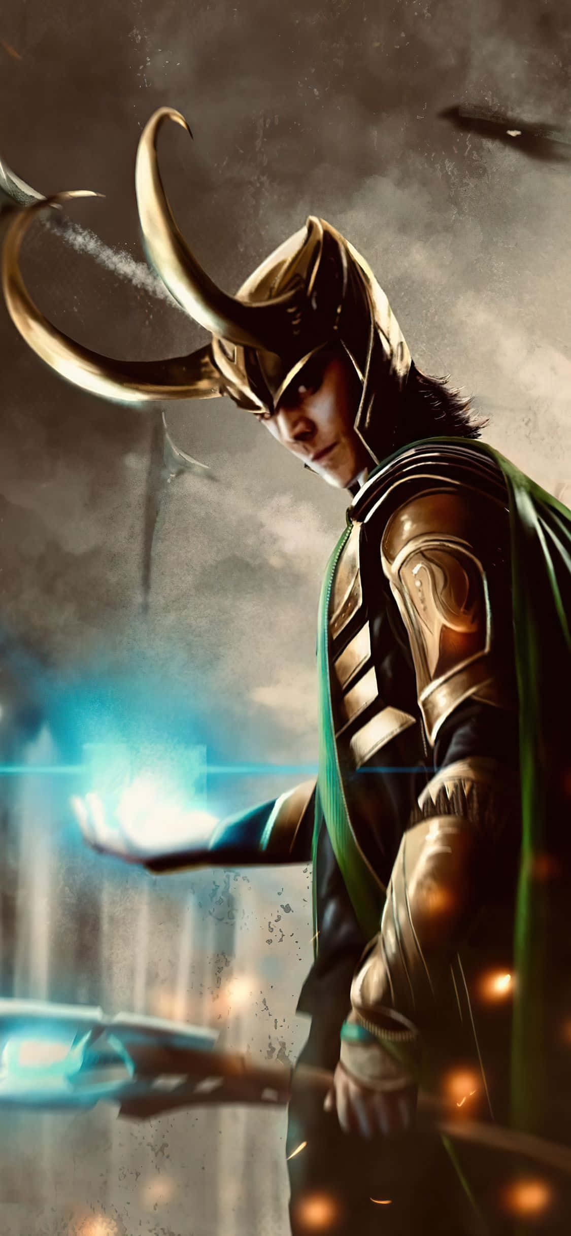 Marvel Loki 桌布 壁紙 — 洛基戴著金色角盔，手持發光的藍色能量球，身後有黑暗的暴風雲。