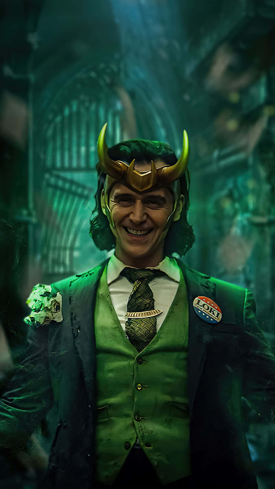 Marvel Loki 桌布 壁紙 — 洛基穿著綠色西裝，戴著角盔，在神秘的青綠色背景下自信地微笑。