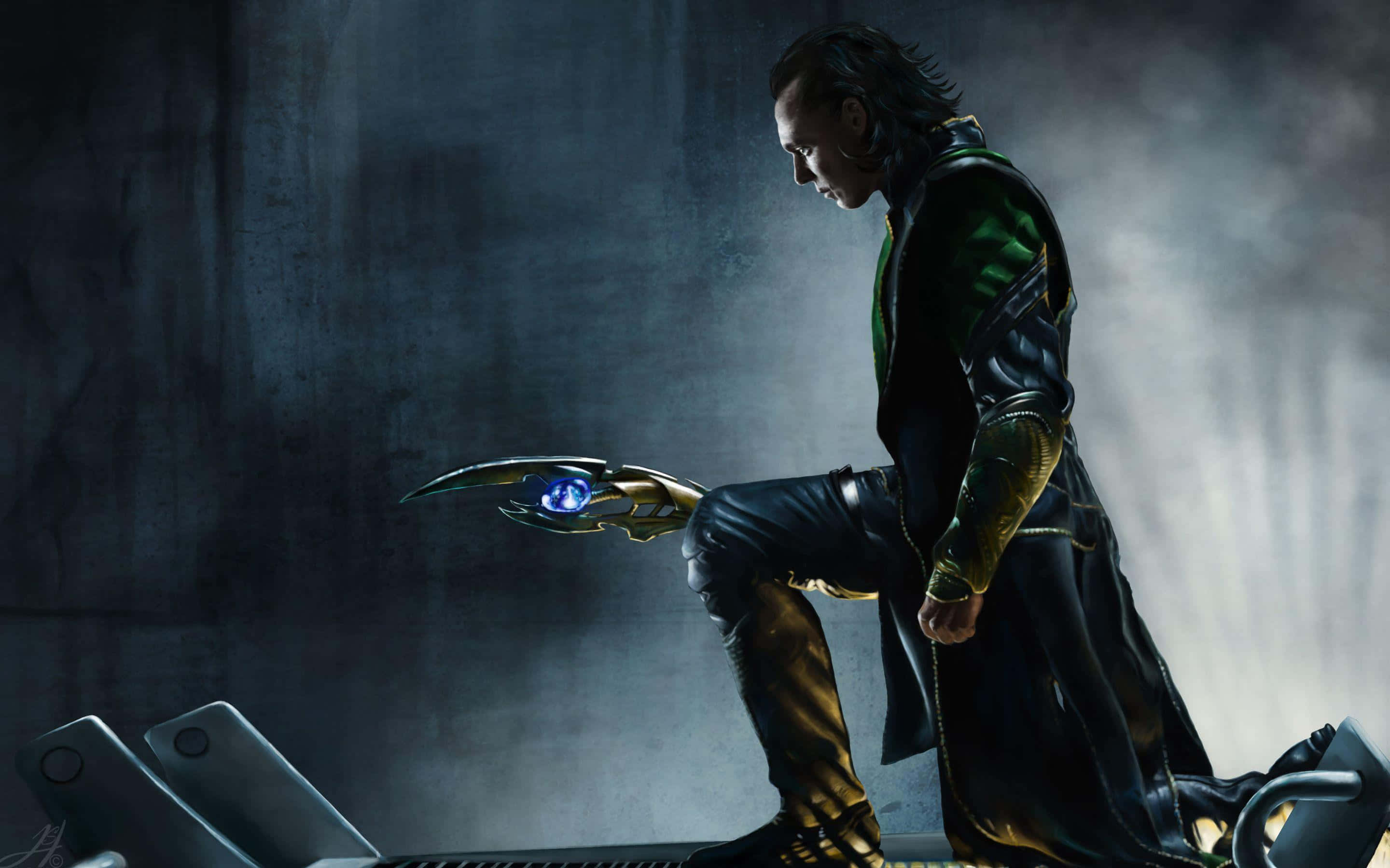 Marvel Loki 桌布 壁紙 — 洛基站在光線昏暗的房間裡，手持發光的藍色權杖，神情專注。