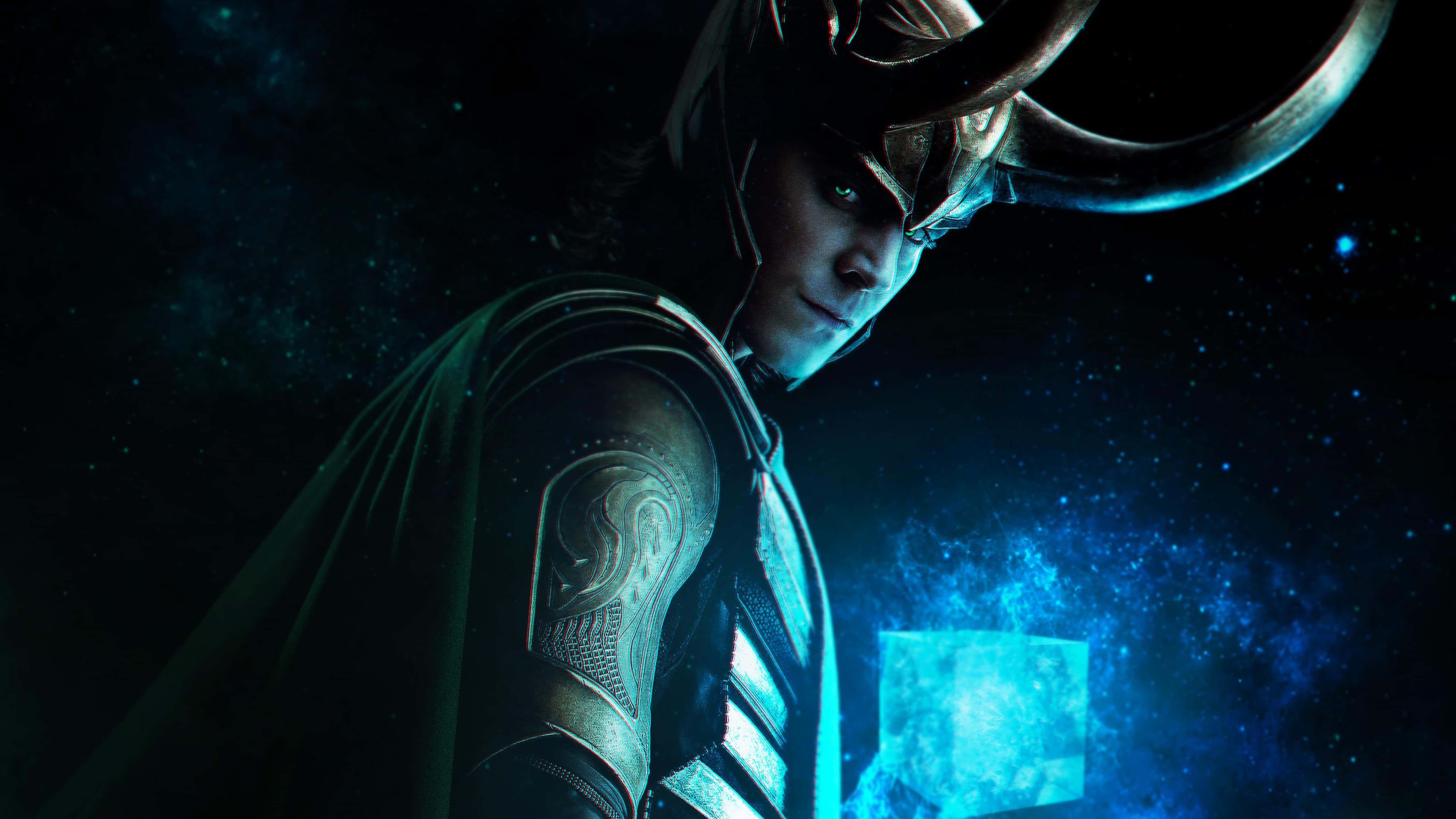 Marvel Loki 桌布 壁紙 — 洛基站在宇宙黑暗中，手持發光藍色立方體，背後是星空。