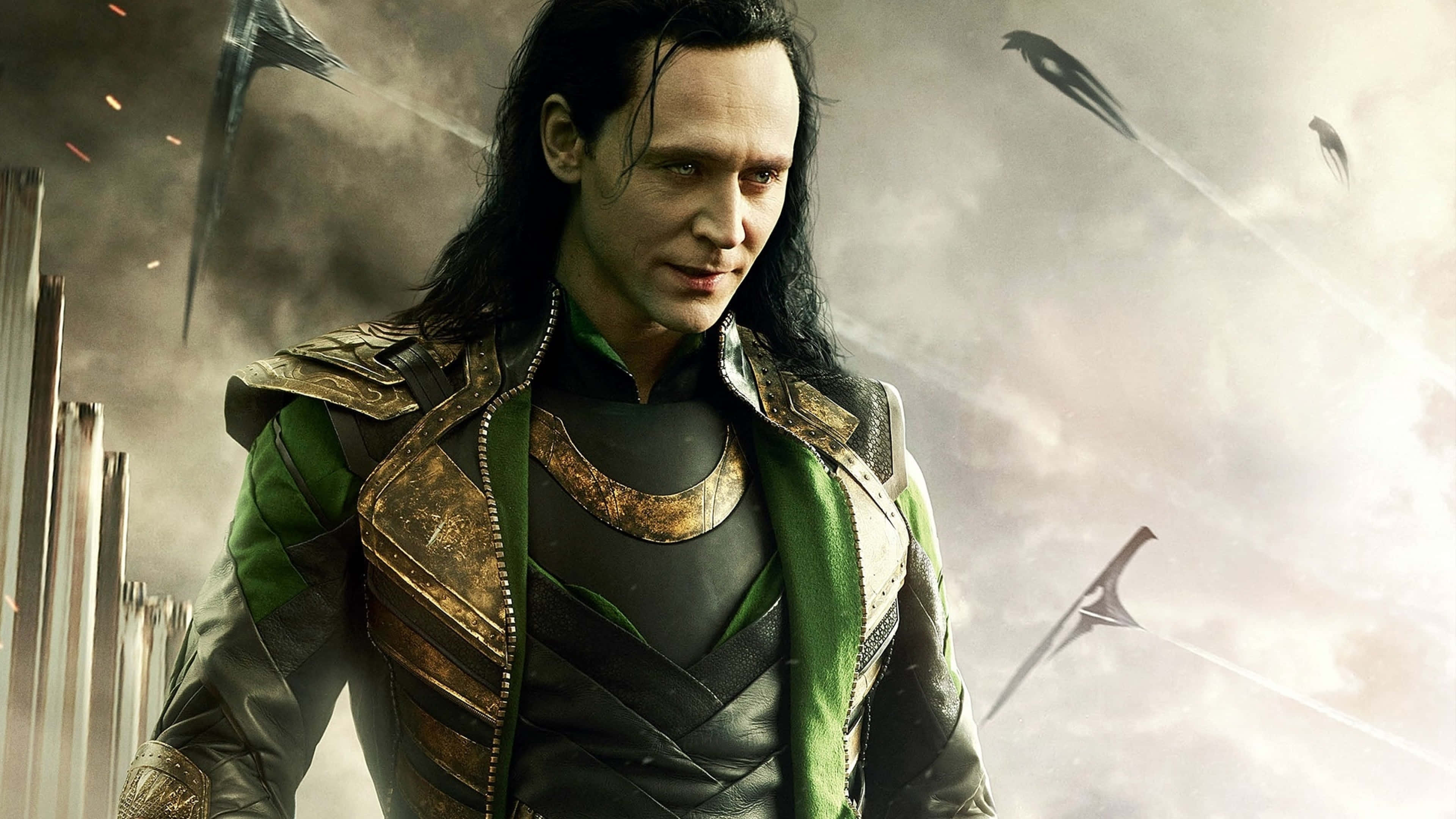 Marvel Loki 桌布 壁紙 — 洛基站在煙霧瀰漫的戰場上，身後有飛舞的刀片和破碎的柱子。