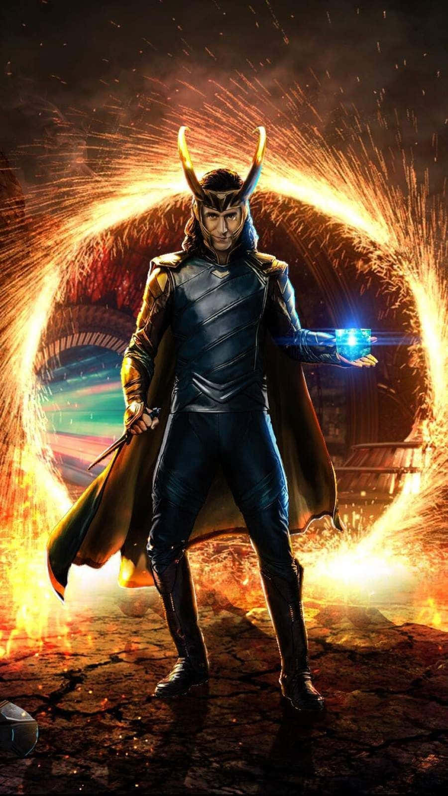 Marvel Loki 桌布 壁紙 — 洛基自信地站在一個熾熱的傳送門中，手持發光的權杖，臉上帶著得意的笑容。