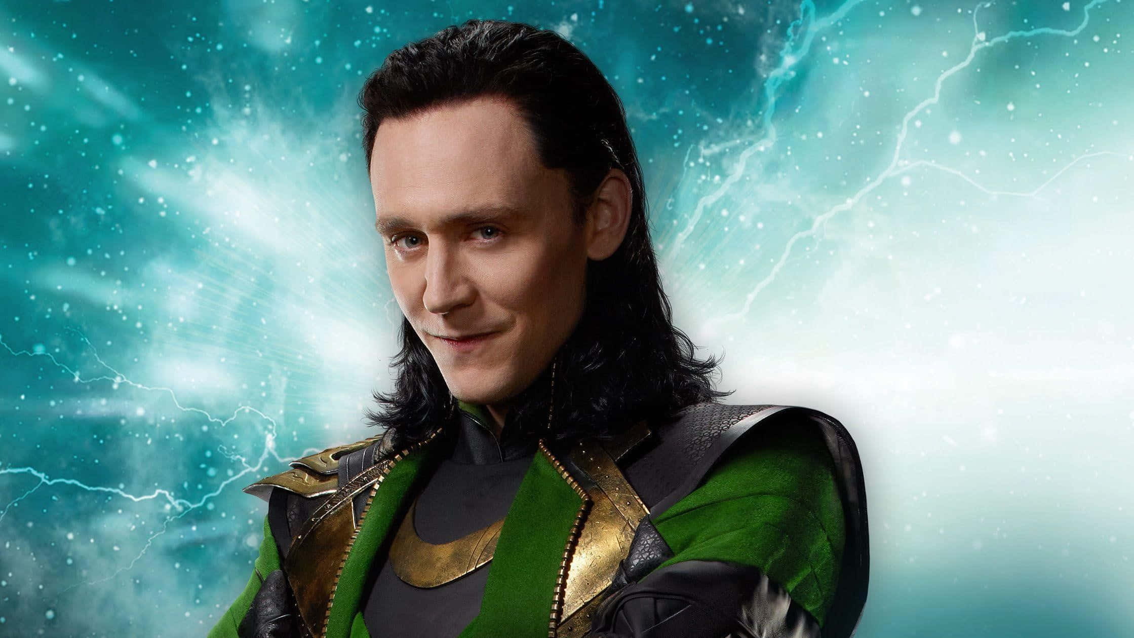 Marvel Loki 桌布 壁紙 — 洛基自信地站在他的綠色和金色阿斯加德盔甲中，背景是宇宙般的電藍色閃電和旋轉的星星。