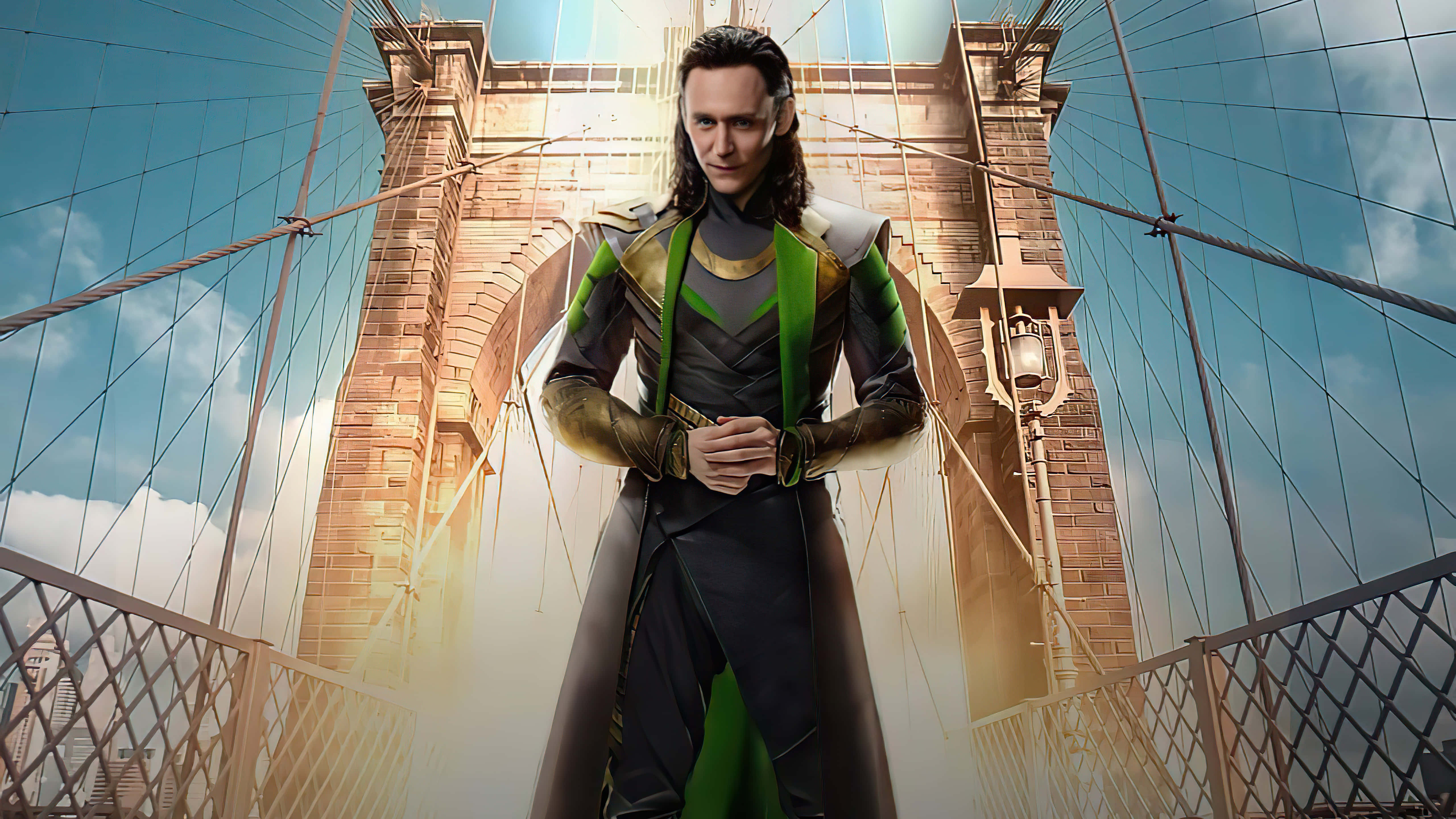Marvel Loki 桌布 壁紙 — 洛基自信地站在布魯克林大橋上，藍天白雲，金色的陽光凸顯了他綠色和金色的盔甲。