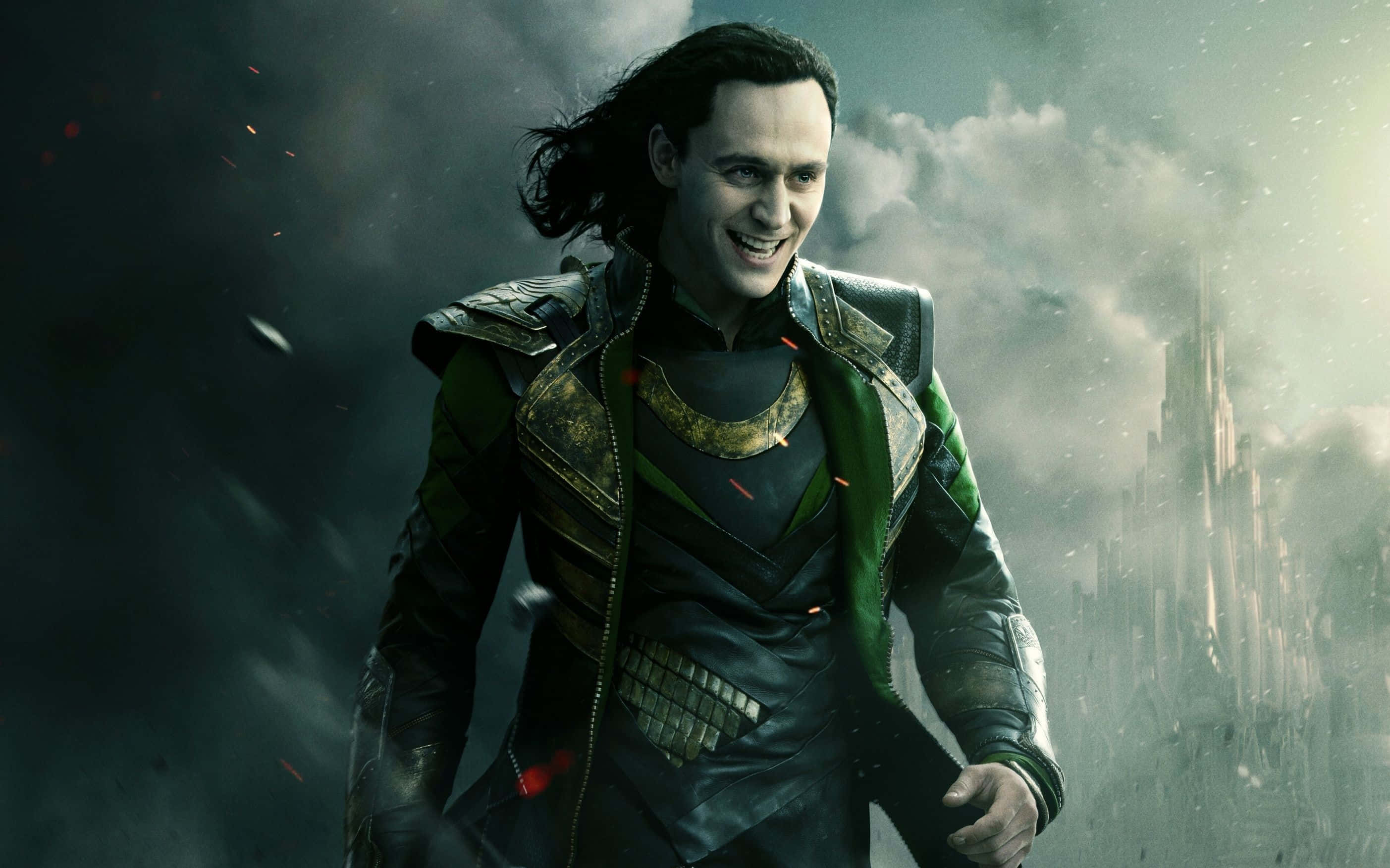 Marvel Loki 桌布 壁紙 — 洛基身穿綠色和金色盔甲，在暴風雨的天空下，身後是 crumbling 的城市廢墟，自信地咧嘴笑。