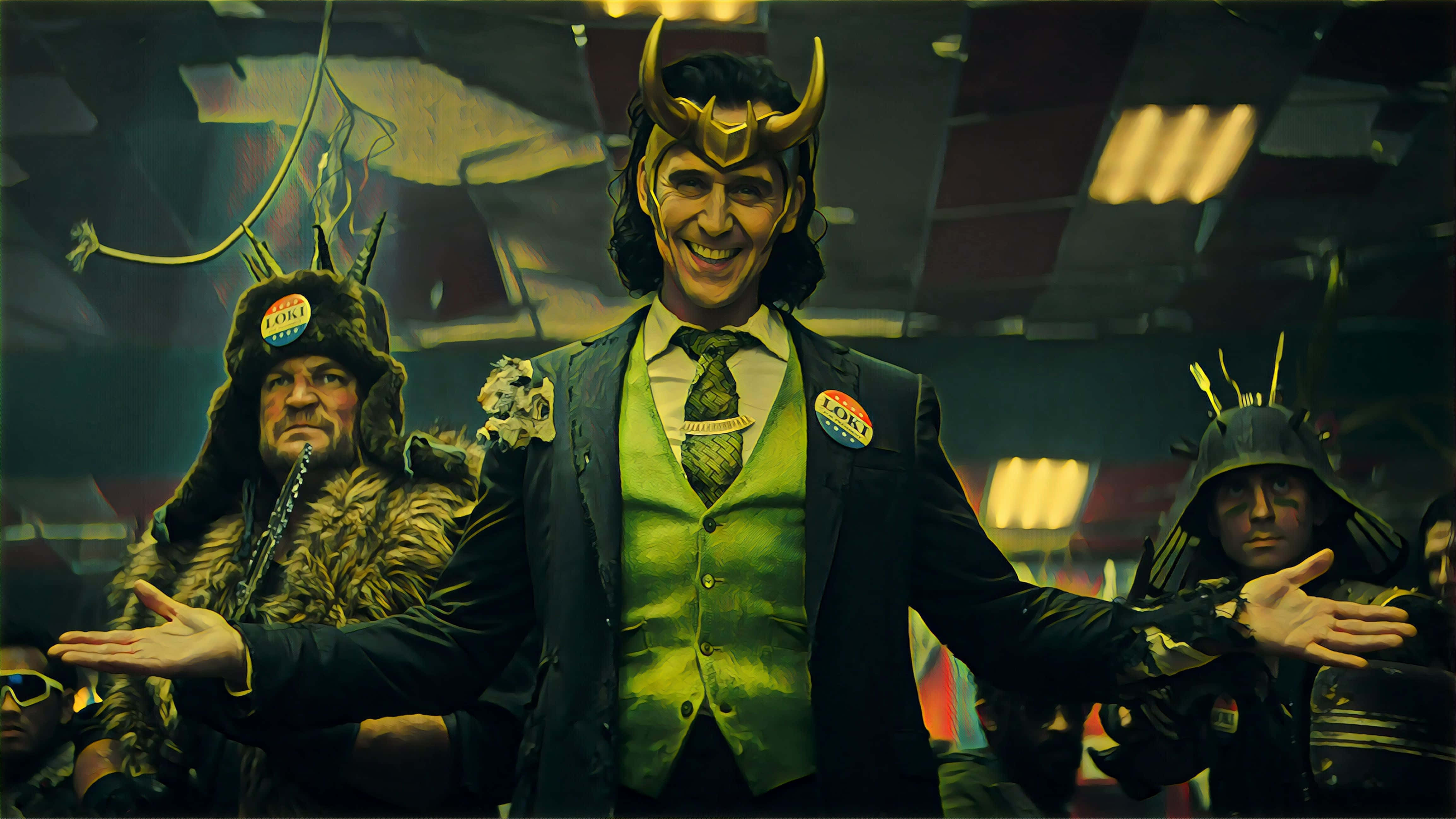 Marvel Loki 桌布 壁紙 — 洛基身穿綠色背心，頭戴角盔，在昏暗混亂的房間裡被兩名裝甲人物夾在中間，咧嘴大笑。