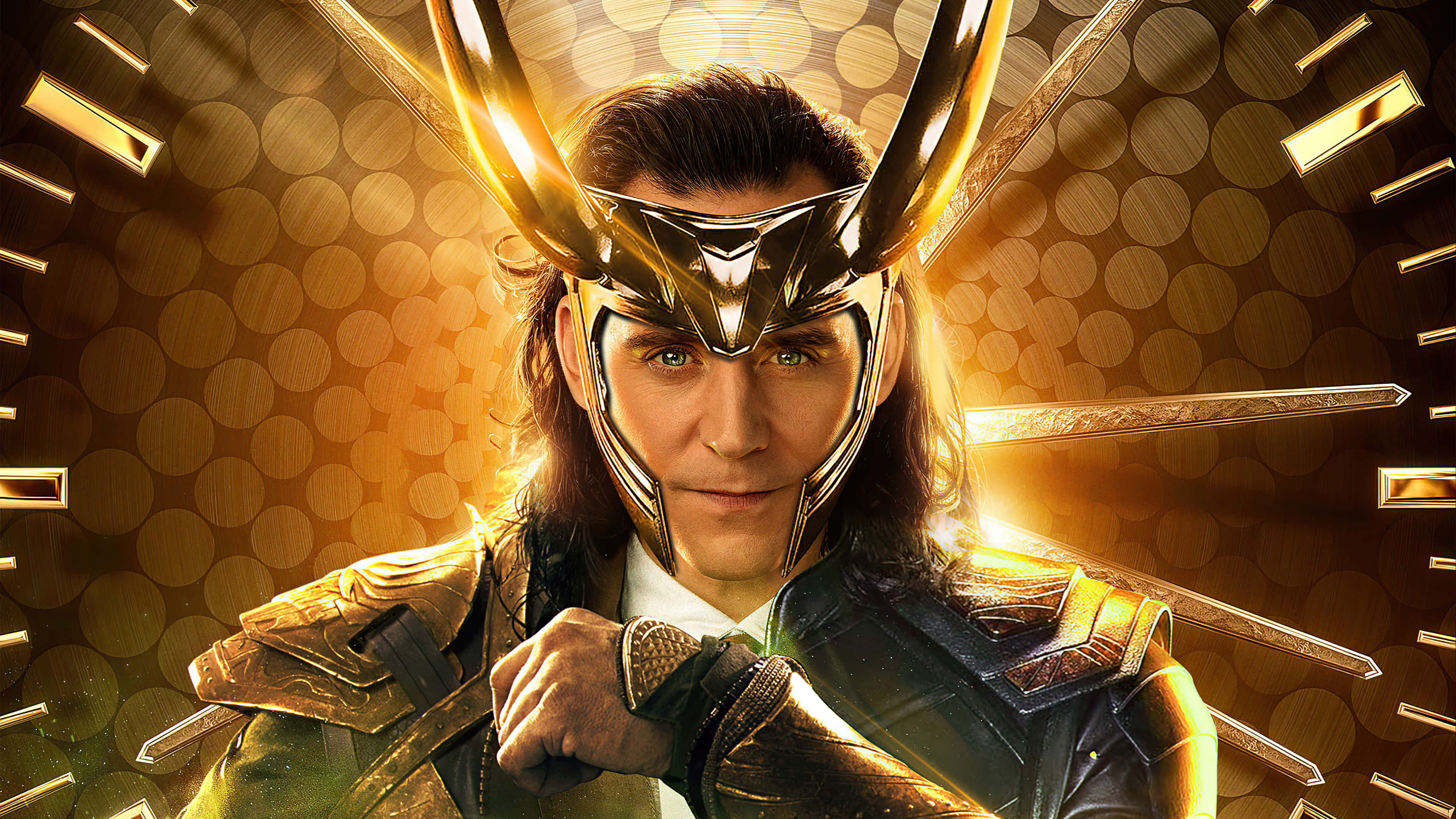 Marvel Loki 桌布 壁紙 — 洛基身穿金色盔甲和角盔，在帶有發光光線的放射狀圓形背景前凝視。