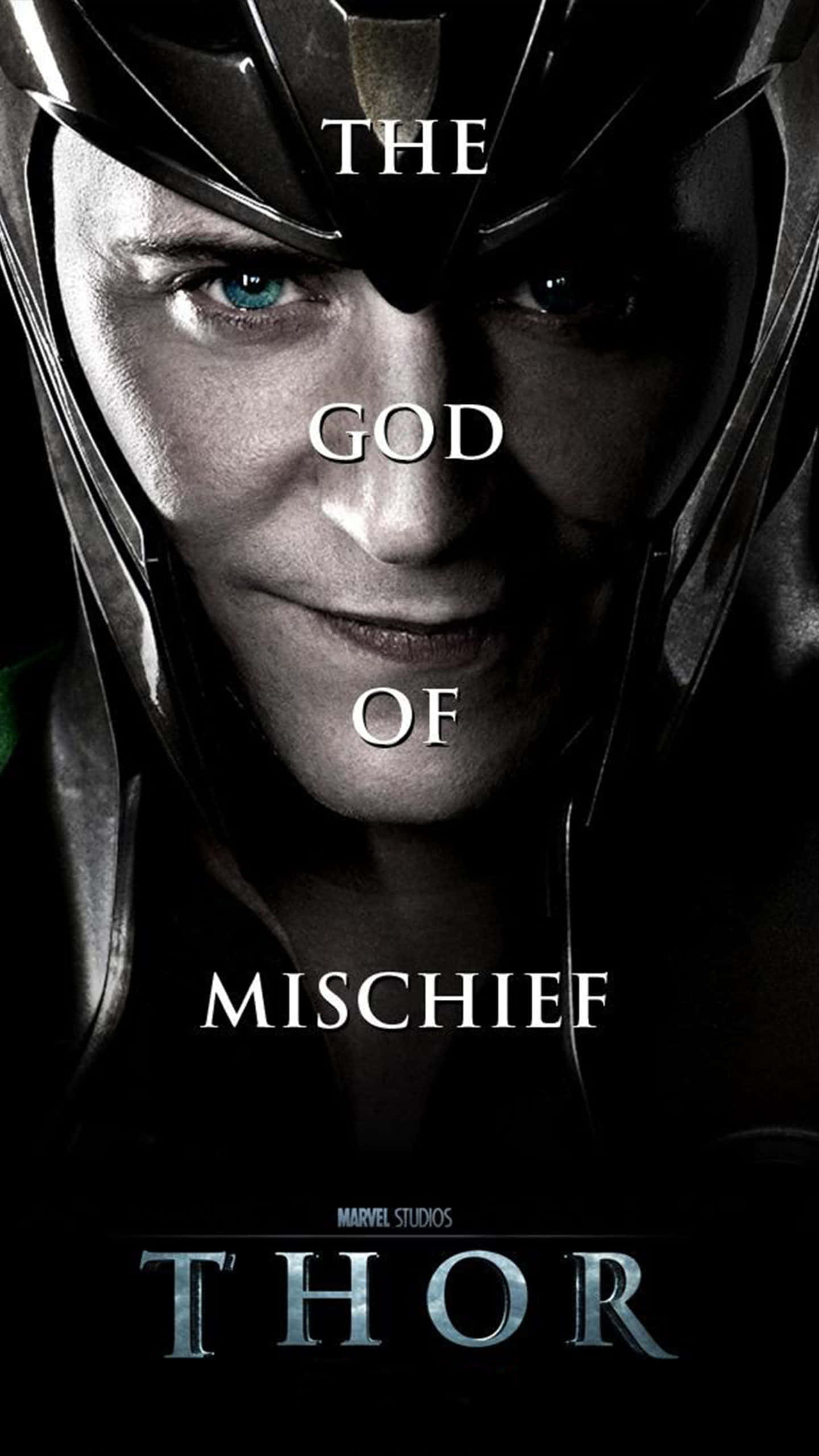 Marvel Loki 桌布 壁紙 — 洛基身穿黑色盔甲的特寫，銳利的藍眼睛和冷笑，黑色背景上有文字疊加。