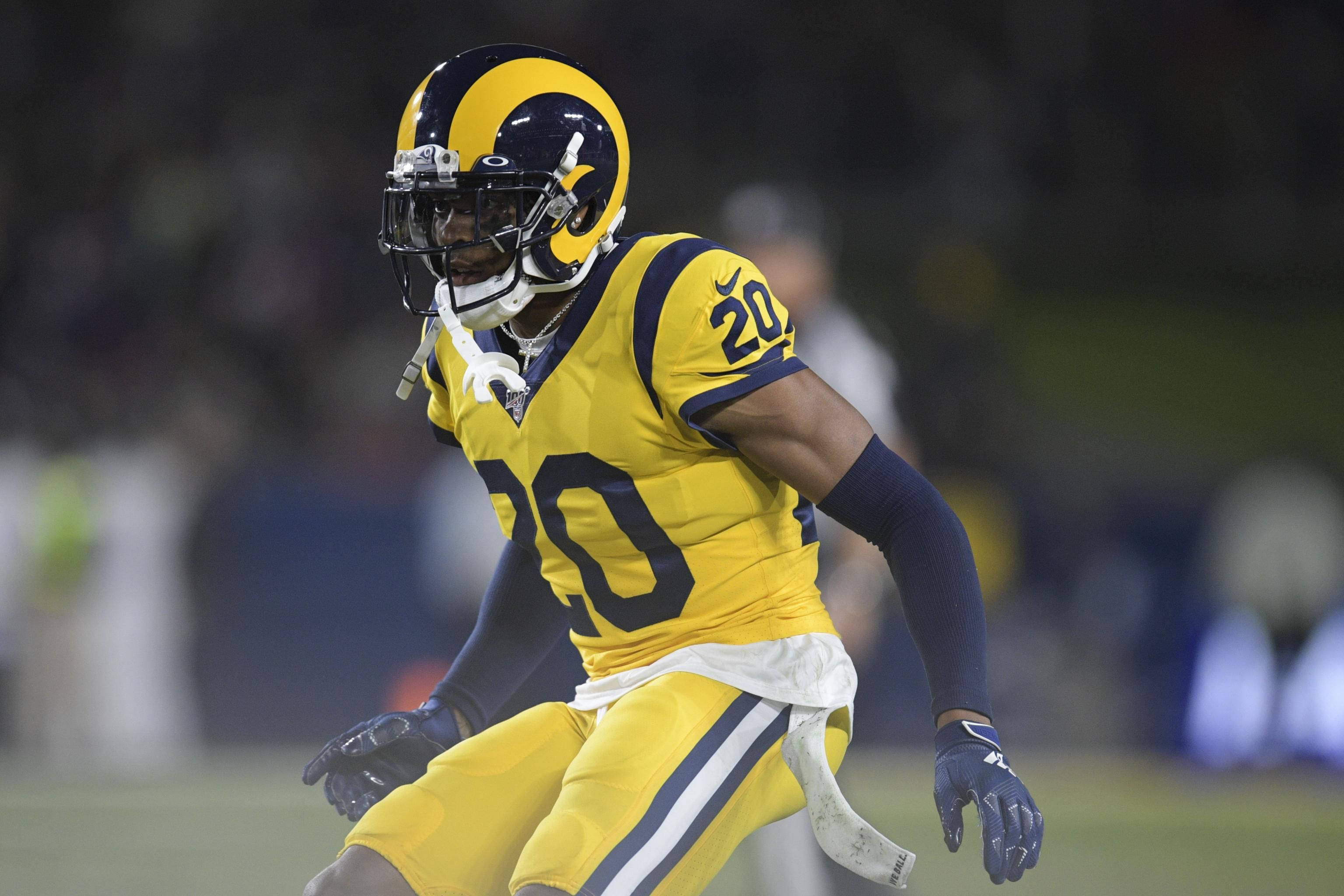 Ramsey 桌布 壁紙 — 洛杉磯公羊隊的美式足球員身穿黃藍色球衣，在球場燈光下動態衝刺。