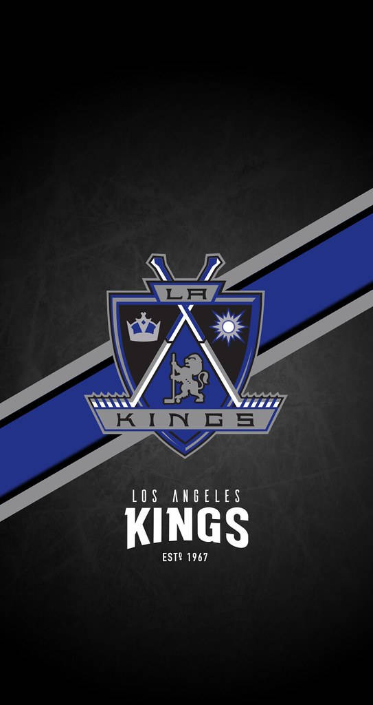 Los Angeles Kings 桌布 壁紙 — 洛杉磯國王隊冰球標誌居中於深色紋理背景上，帶有醒目的藍色和灰色對角條紋。