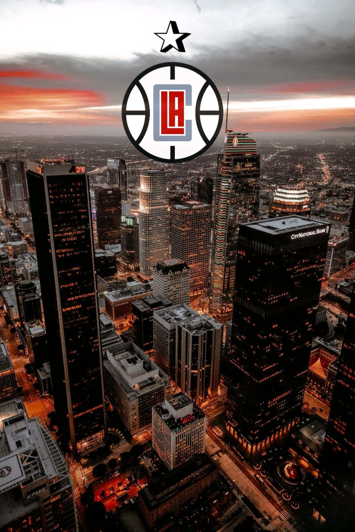 NBA 桌布 壁紙 — 洛杉磯天際線在日落時的鳥瞰圖，快艇隊標誌疊加在摩天大樓和發光的街道上。
