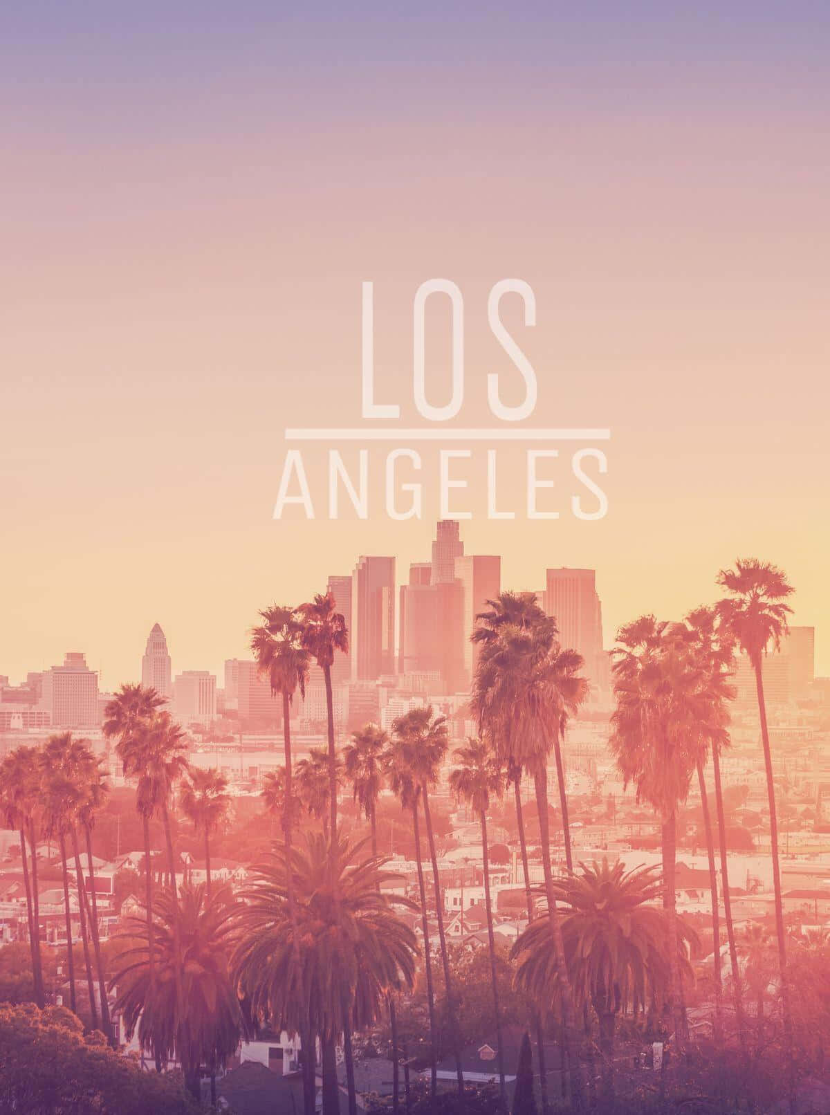 California Aesthetic 桌布 壁紙 — 洛杉磯天際線的夢幻日落景色，由高大的棕櫚樹框住，帶有溫暖的粉紅色和橙色色調。