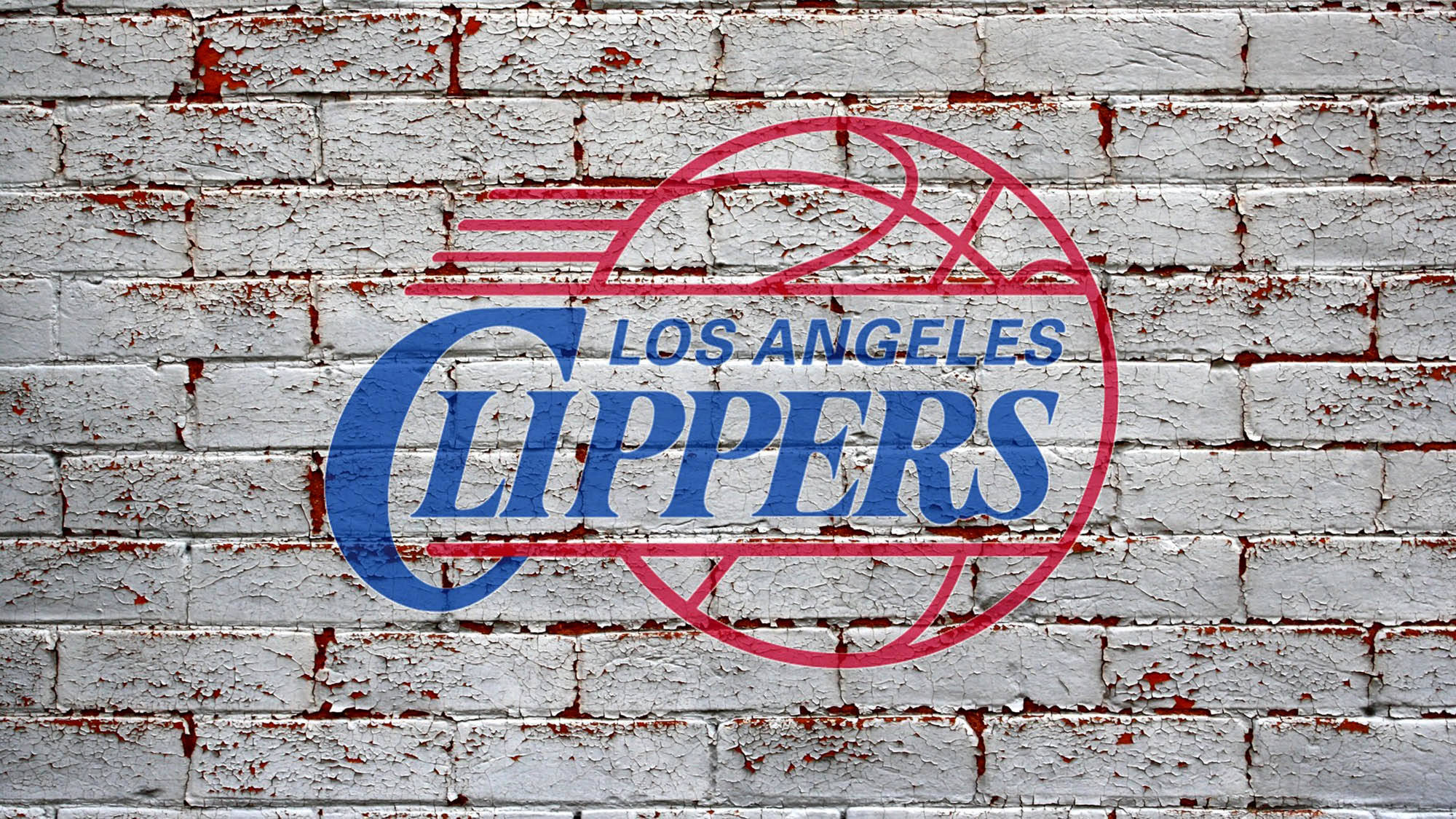 Clippers 桌布 壁紙 — 洛杉磯快艇隊標誌以藍色和紅色塗在風化的白色磚牆上，油漆剝落。