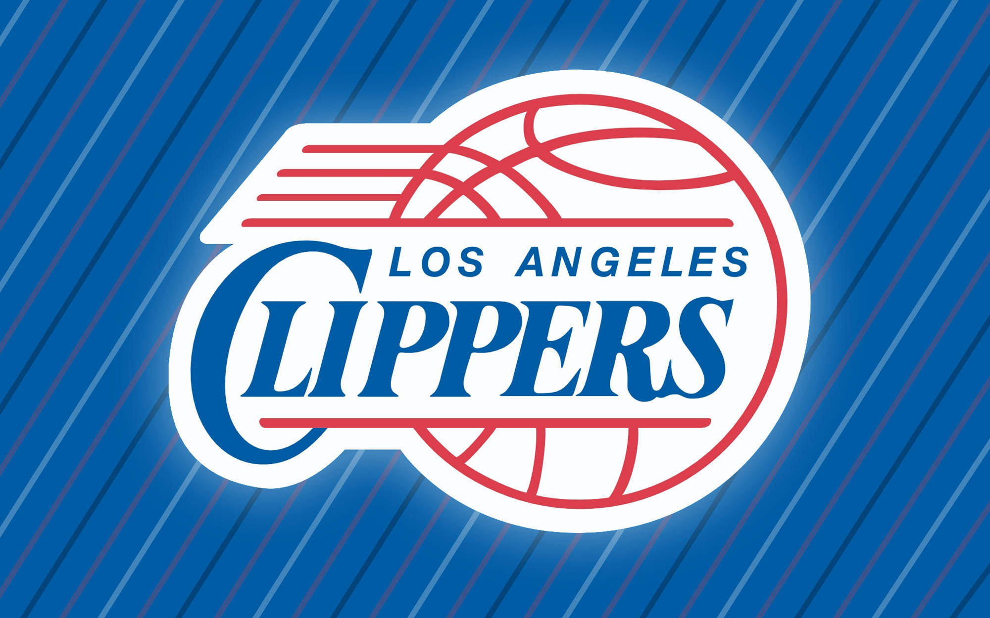 Clippers 桌布 壁紙 — 洛杉磯快艇隊標誌以鮮明的藍色和紅色呈現，背景為動態的對角藍色。