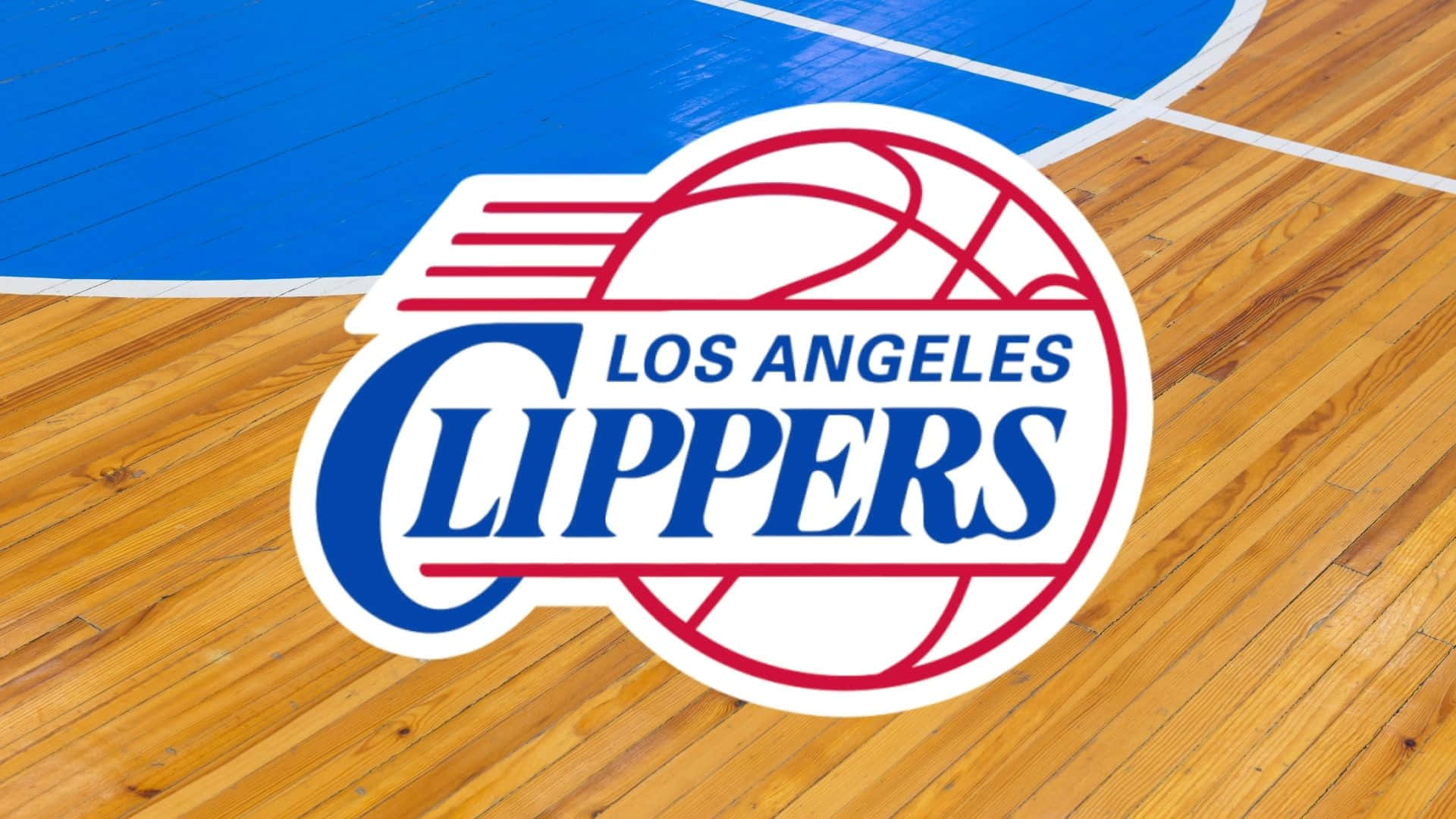 Clippers 桌布 壁紙 — 洛杉磯快艇隊標誌位於拋光木製籃球場中央，帶有藍色漆線。