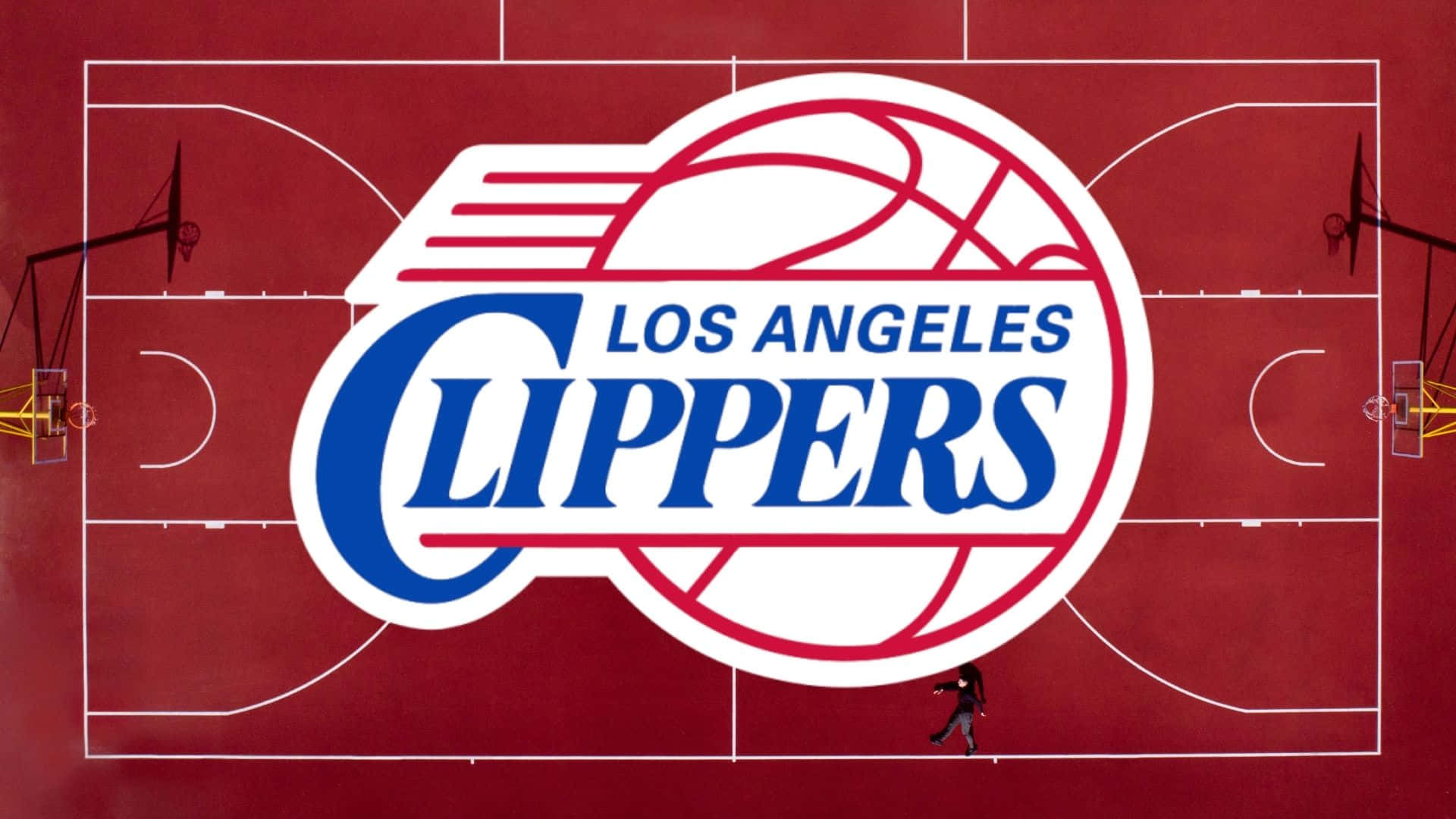 Clippers 桌布 壁紙 — 洛杉磯快艇隊標誌佔據籃球場中央的鳥瞰圖，一名球員獨自走近底線。