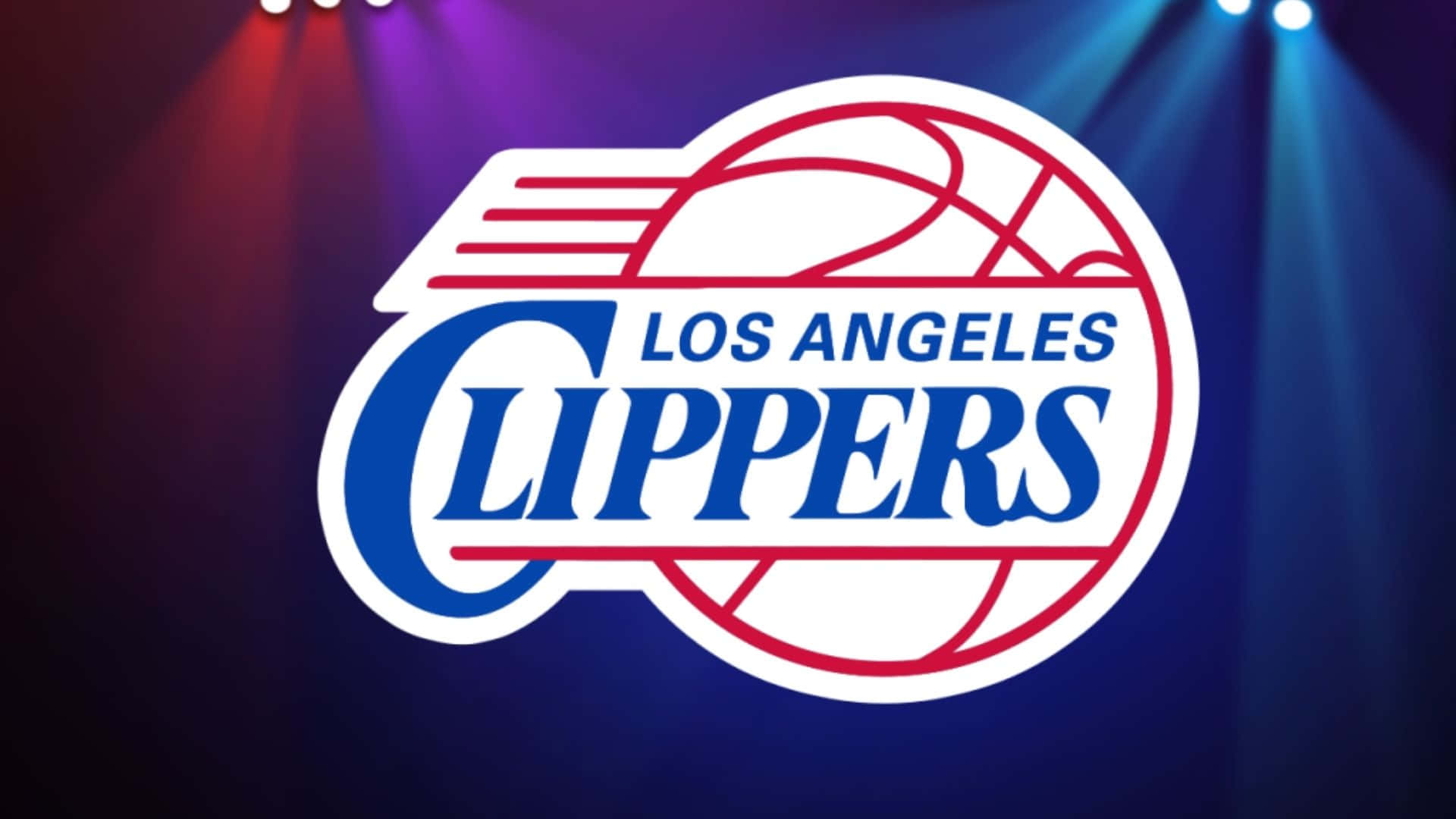 Clippers 桌布 壁紙 — 洛杉磯快艇隊標誌在黑暗背景下被紅色和藍色舞台燈光照亮。