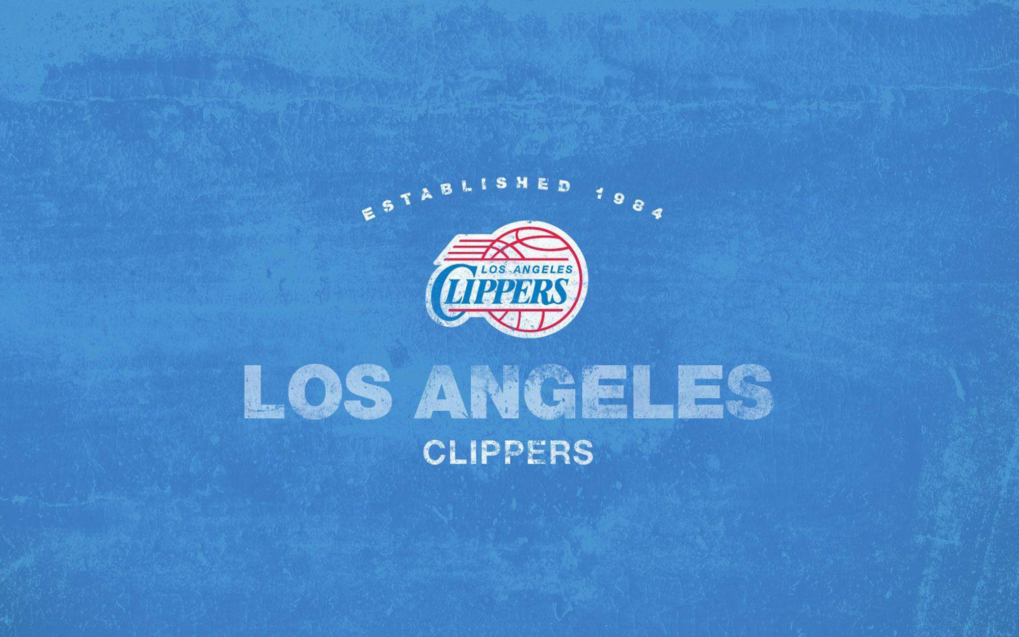 Clippers 桌布 壁紙 — 洛杉磯快艇隊標誌居中於紋理藍色背景上，附有球隊名稱和成立年份。