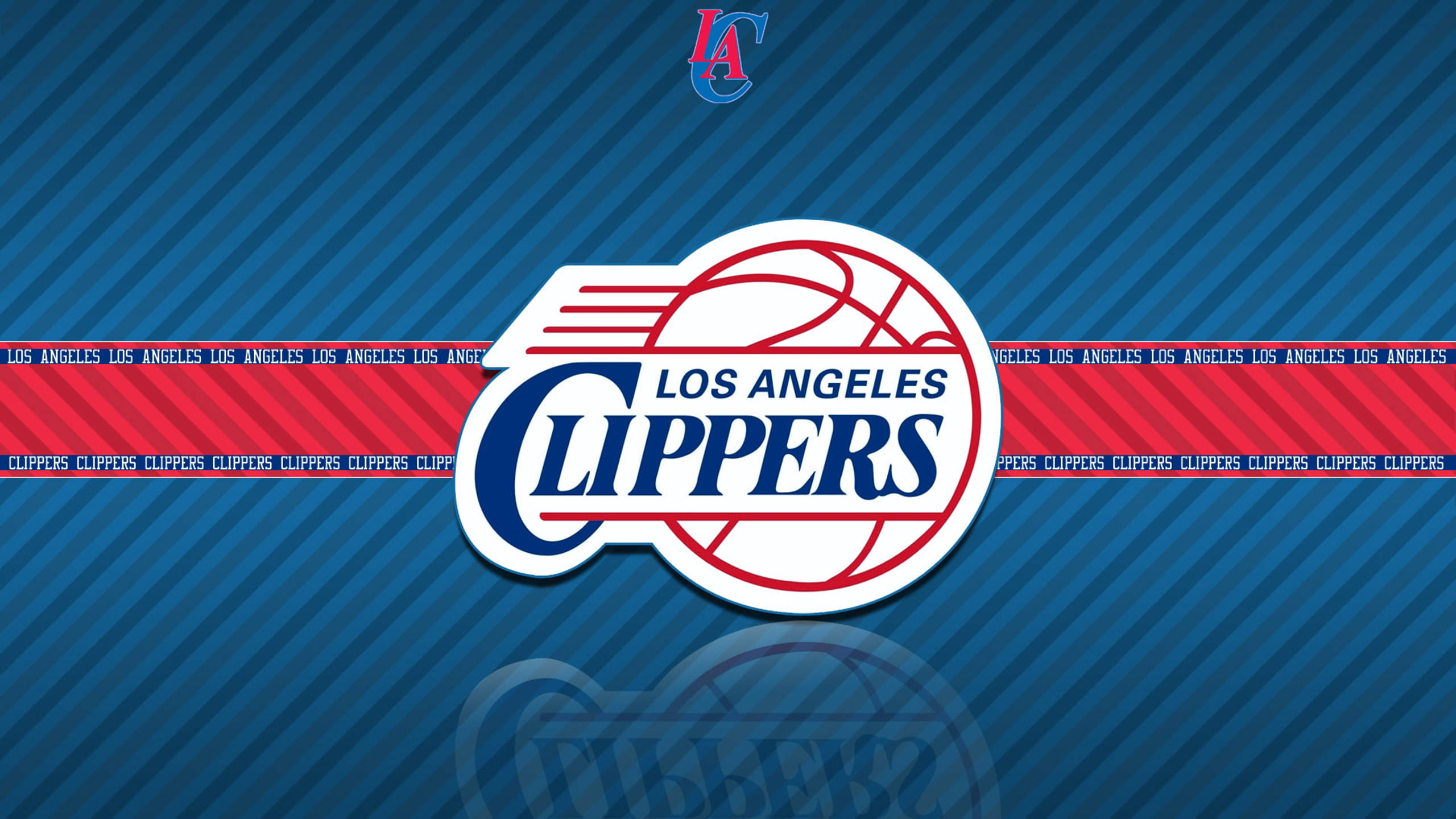 Clippers 桌布 壁紙 — 洛杉磯快艇隊標誌居中於藍色對角線條紋背景上，帶有紅色重複文字帶。