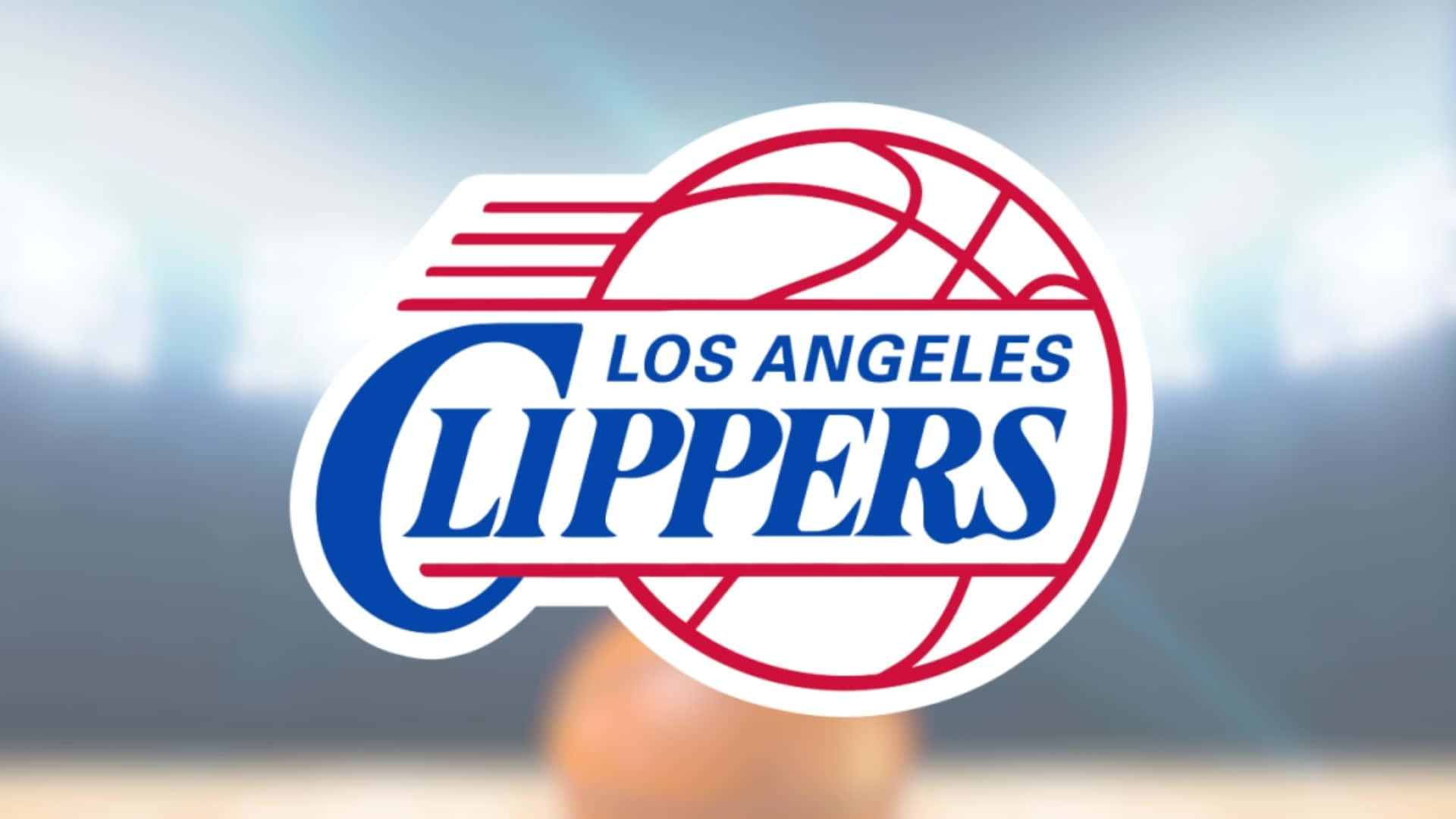 Clippers 桌布 壁紙 — 洛杉磯快艇隊標誌突出顯示，背景為模糊的籃球場。
