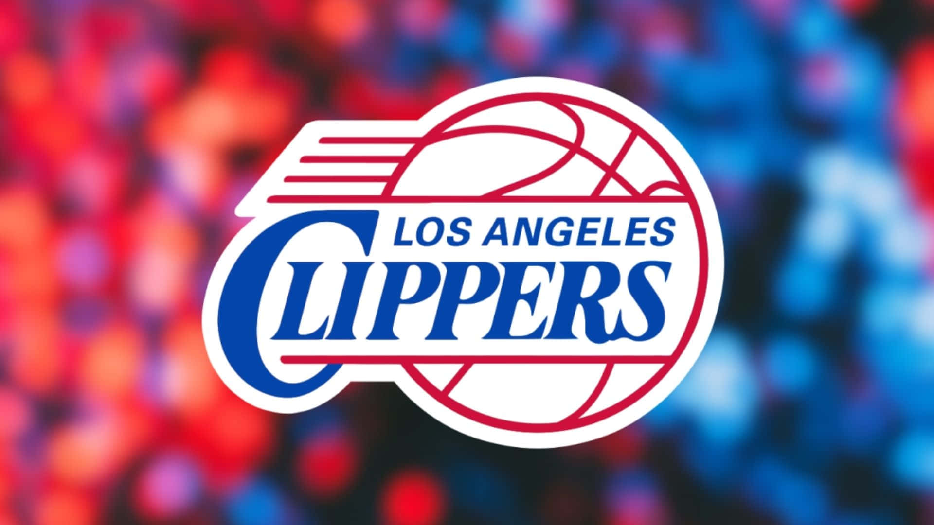 Clippers 桌布 壁紙 — 洛杉磯快艇隊的標誌以清晰的白色、藍色和紅色在充滿活力的模糊人群背景中脫穎而出。