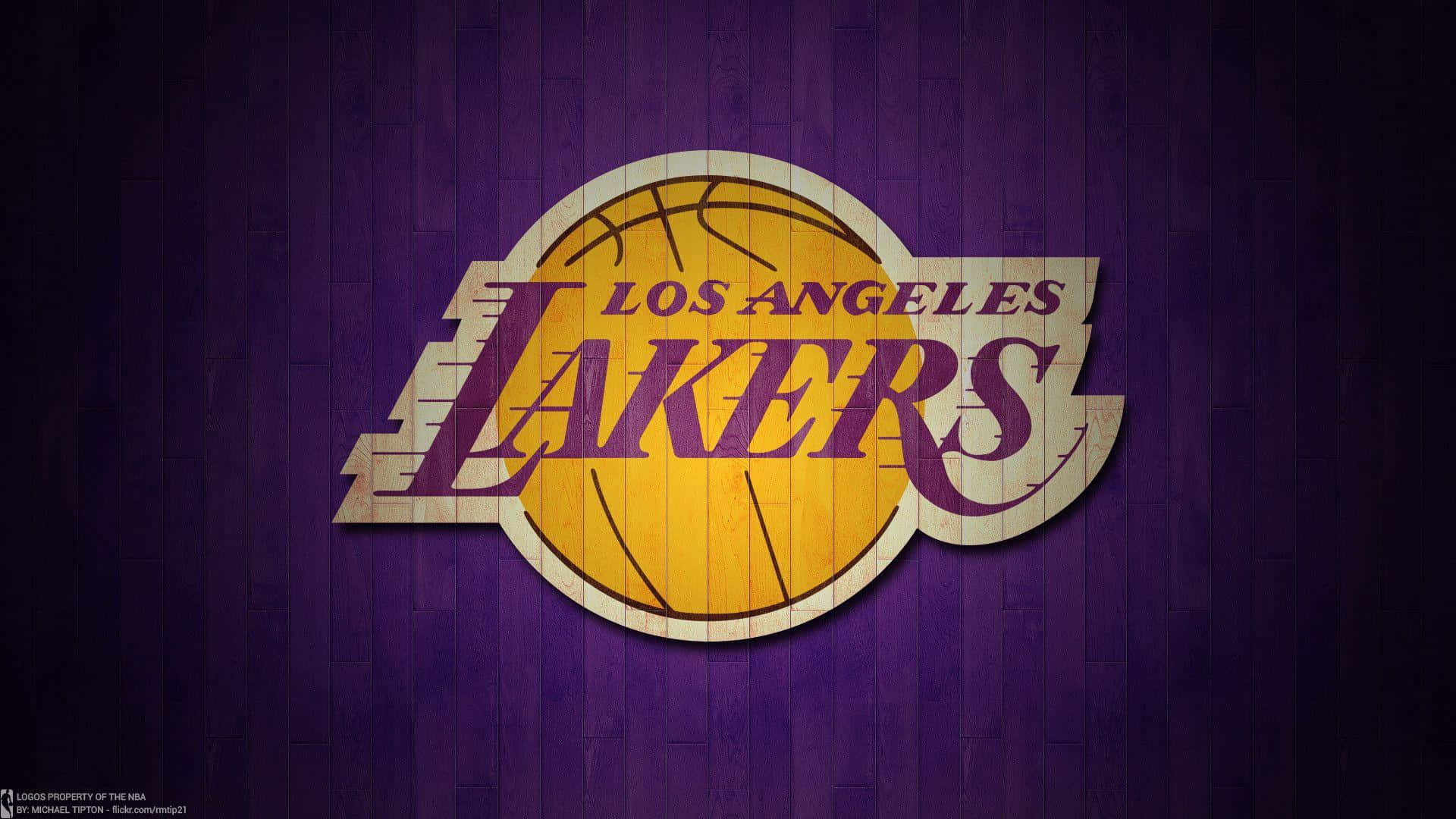 NBA Teams 桌布 壁紙 — 洛杉磯湖人隊標誌，紫色和金色，帶有復古磨損的紋理木質背景。
